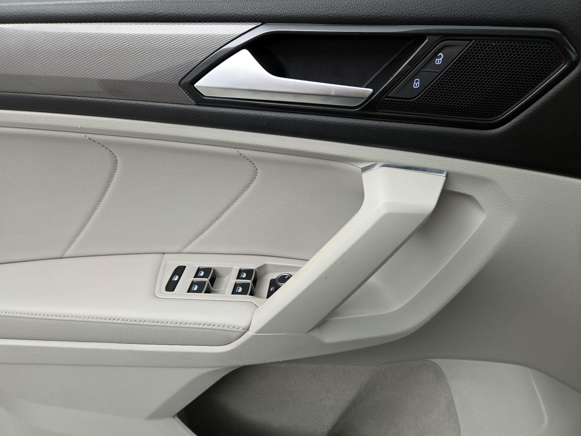 Thumbnail: 2023 Volkswagen Tiguan - 12