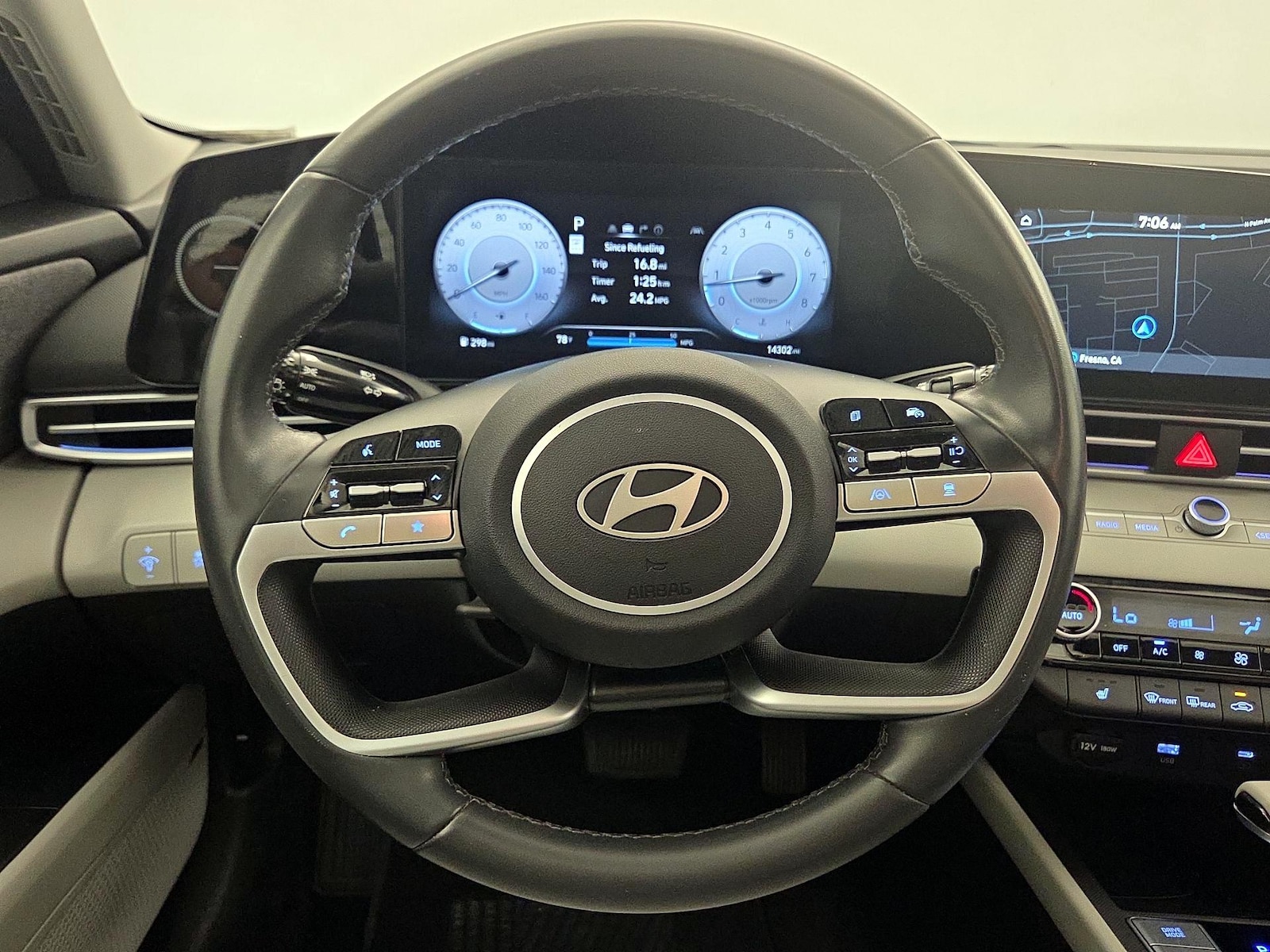 2025 Hyundai Elantra Limited - Photo 11