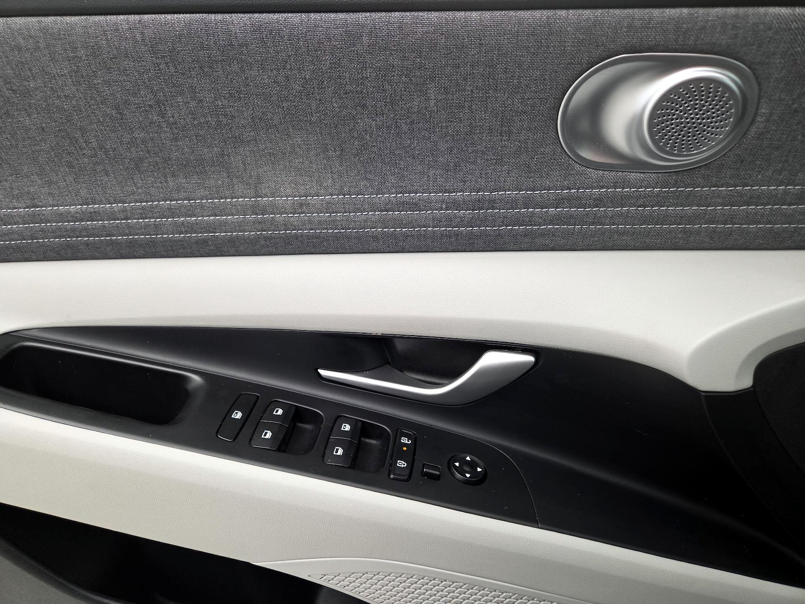 2025 Hyundai Elantra Limited - Photo 13