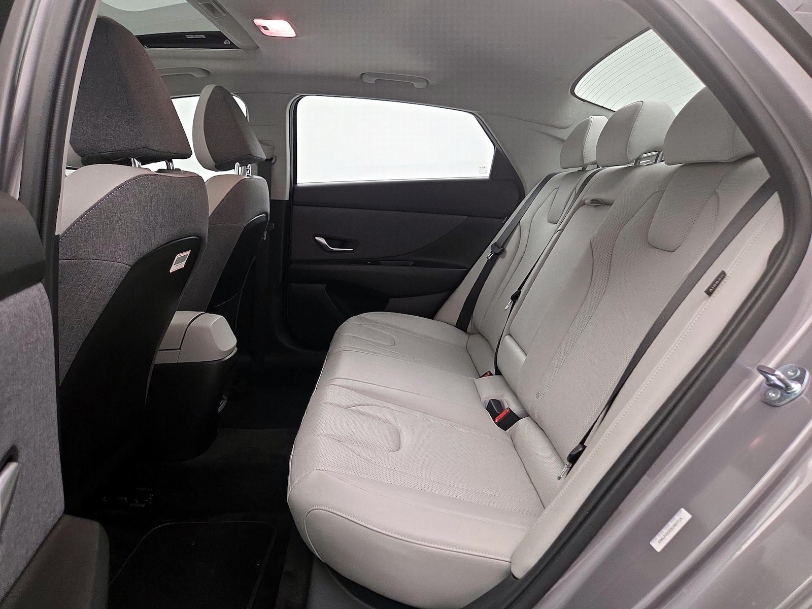 2025 Hyundai Elantra Limited - Photo 22