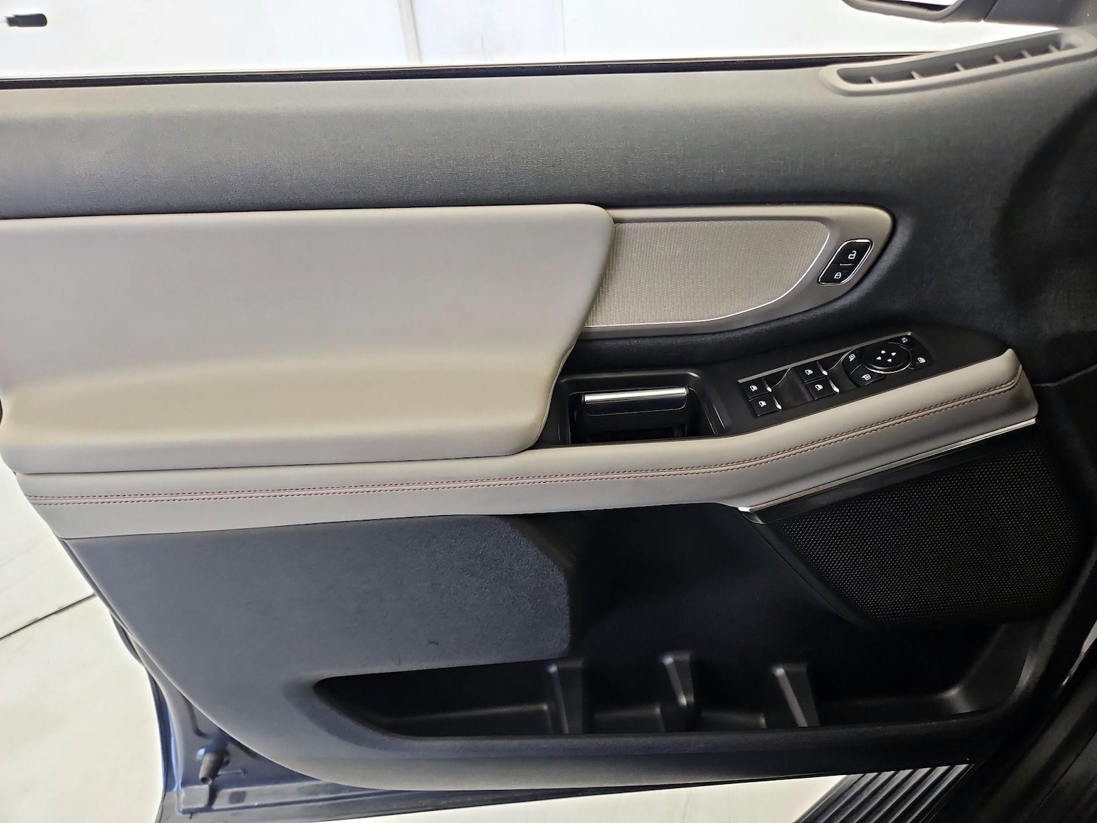 2025 Ford Expedition Active - Photo 13