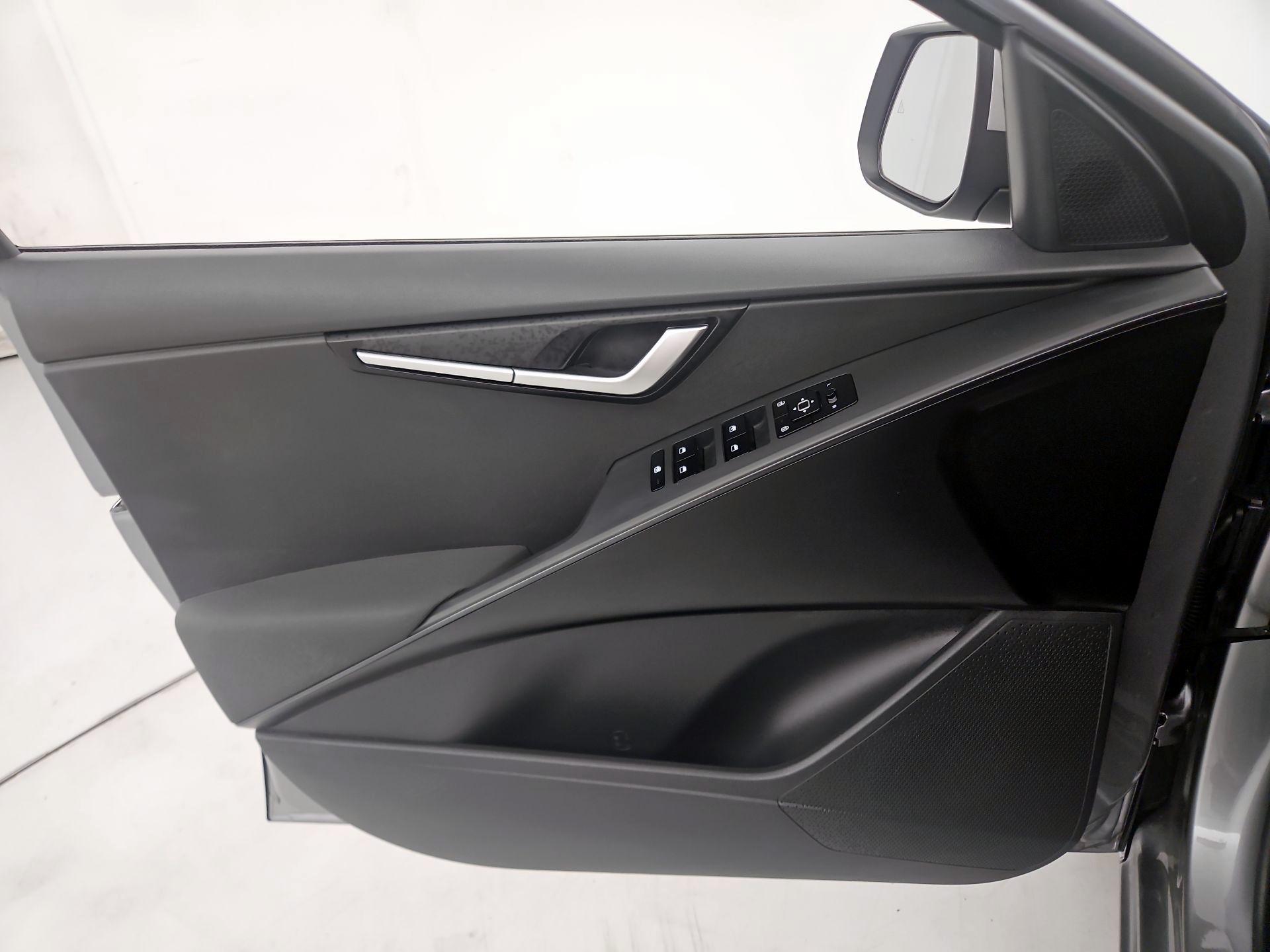 Thumbnail: 2025 Kia Niro - 12