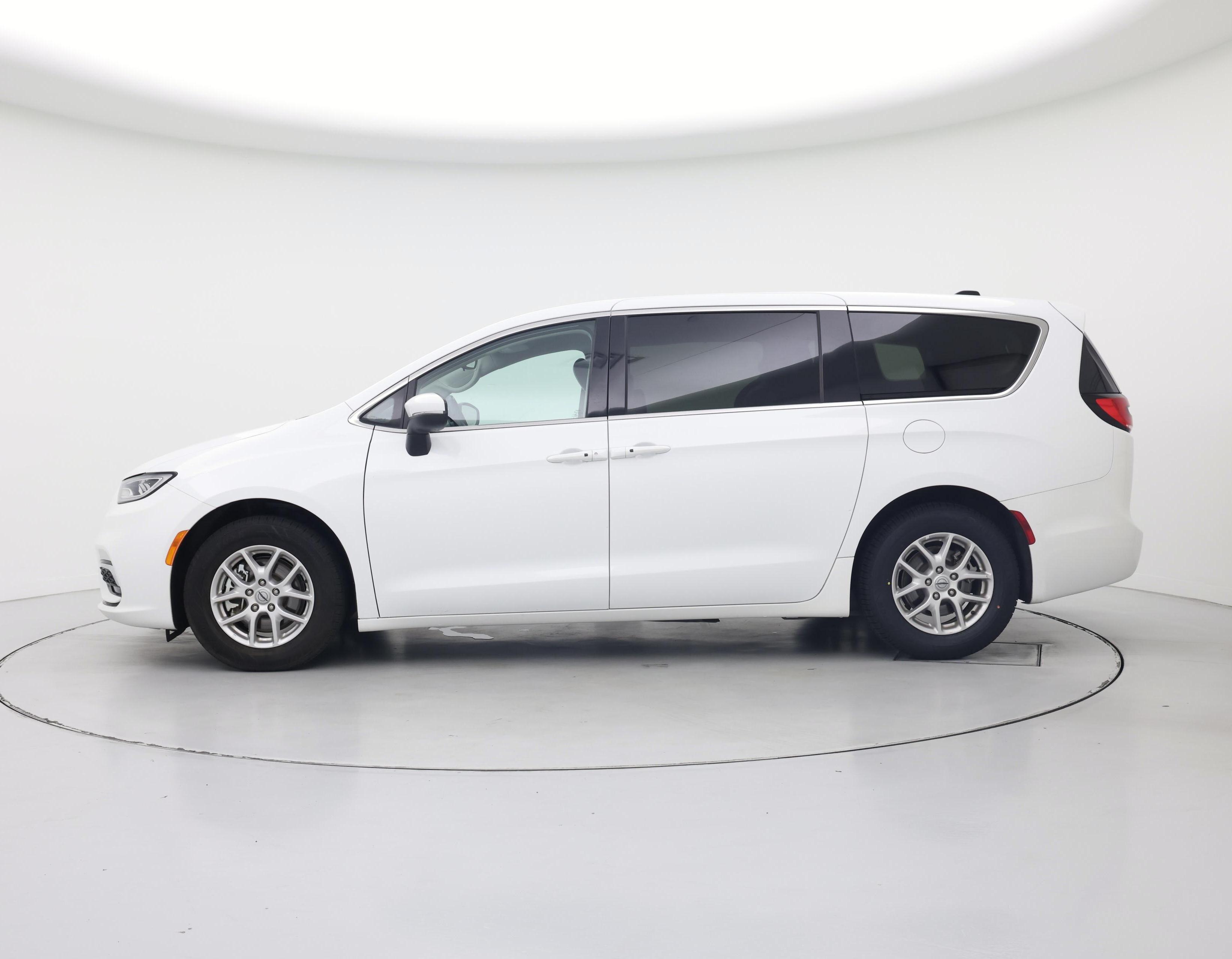 Thumbnail: 2023 Chrysler Pacifica - 3