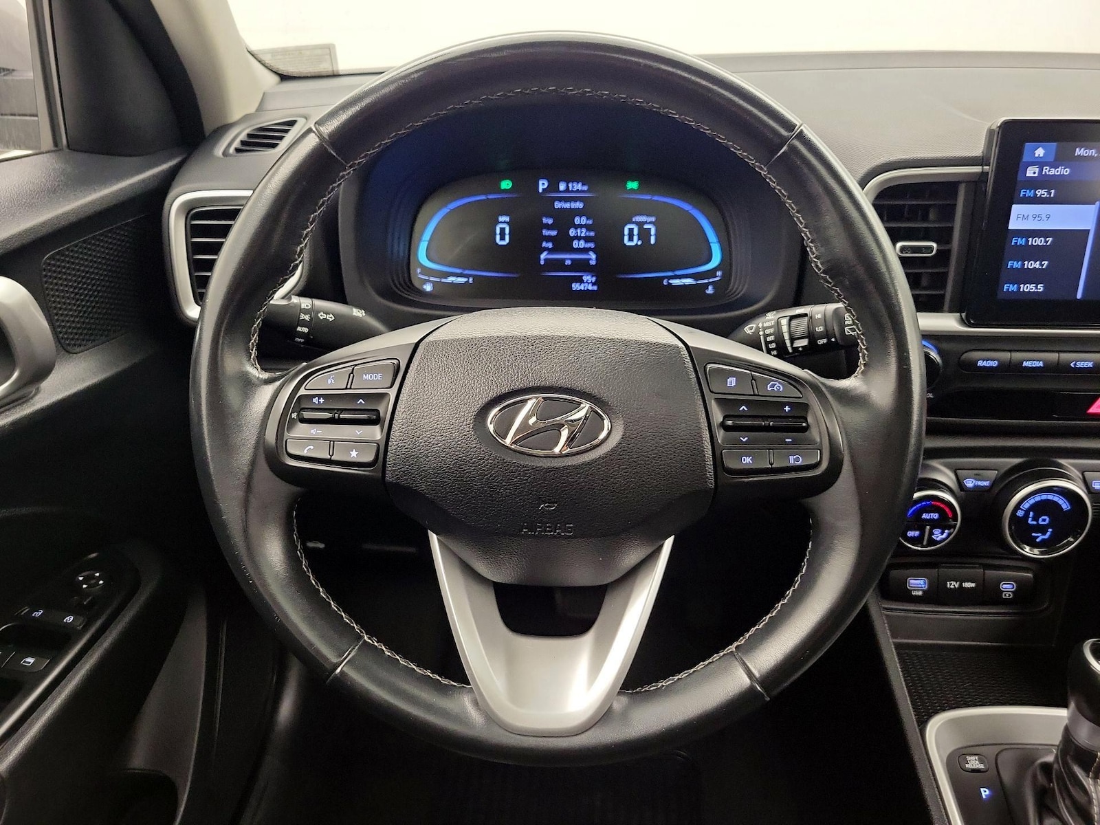 2024 Hyundai Venue SEL - Photo 11