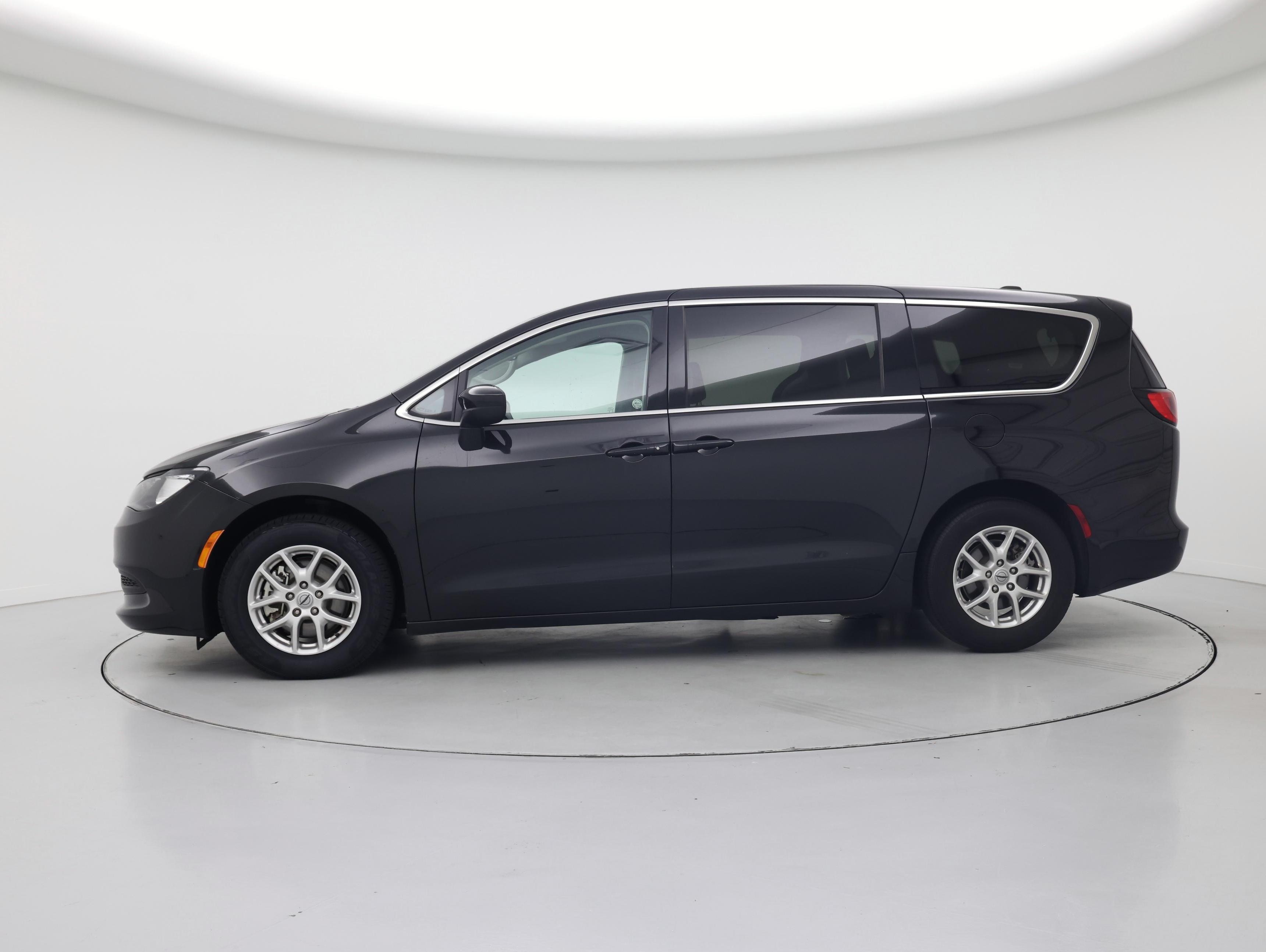 Thumbnail: 2023 Chrysler Voyager - 3