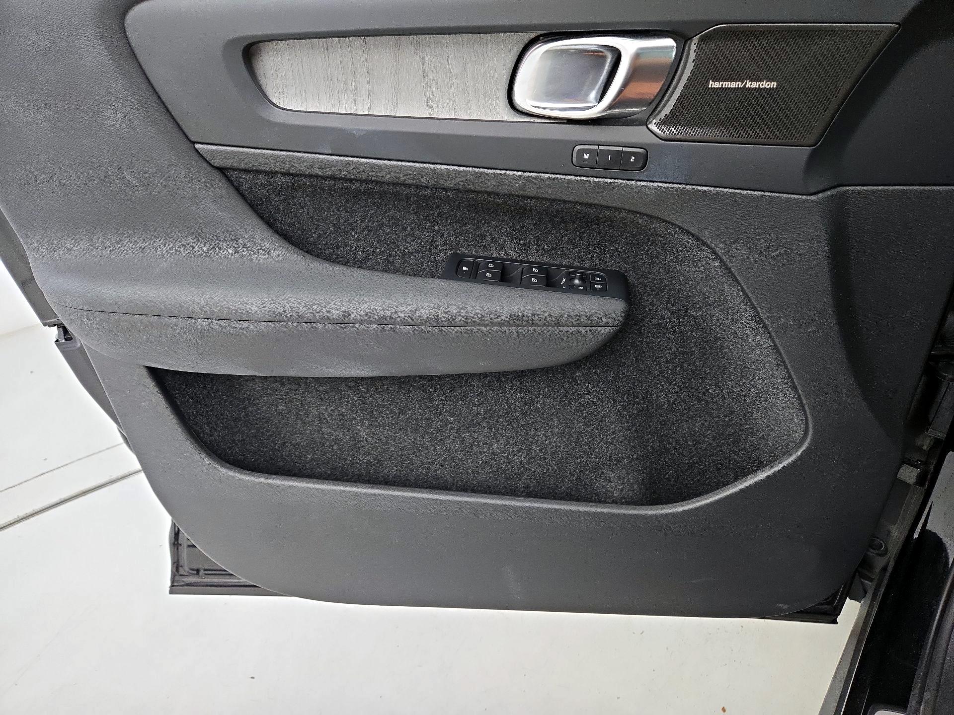 Thumbnail: 2023 Volvo XC40 - 12