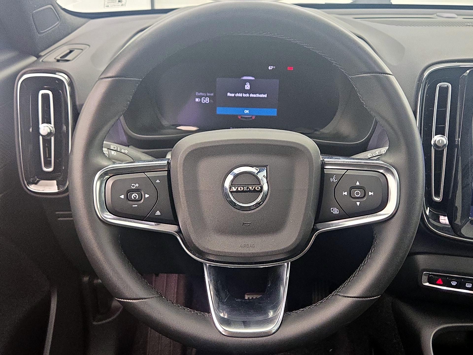 Thumbnail: 2023 Volvo XC40 - 10