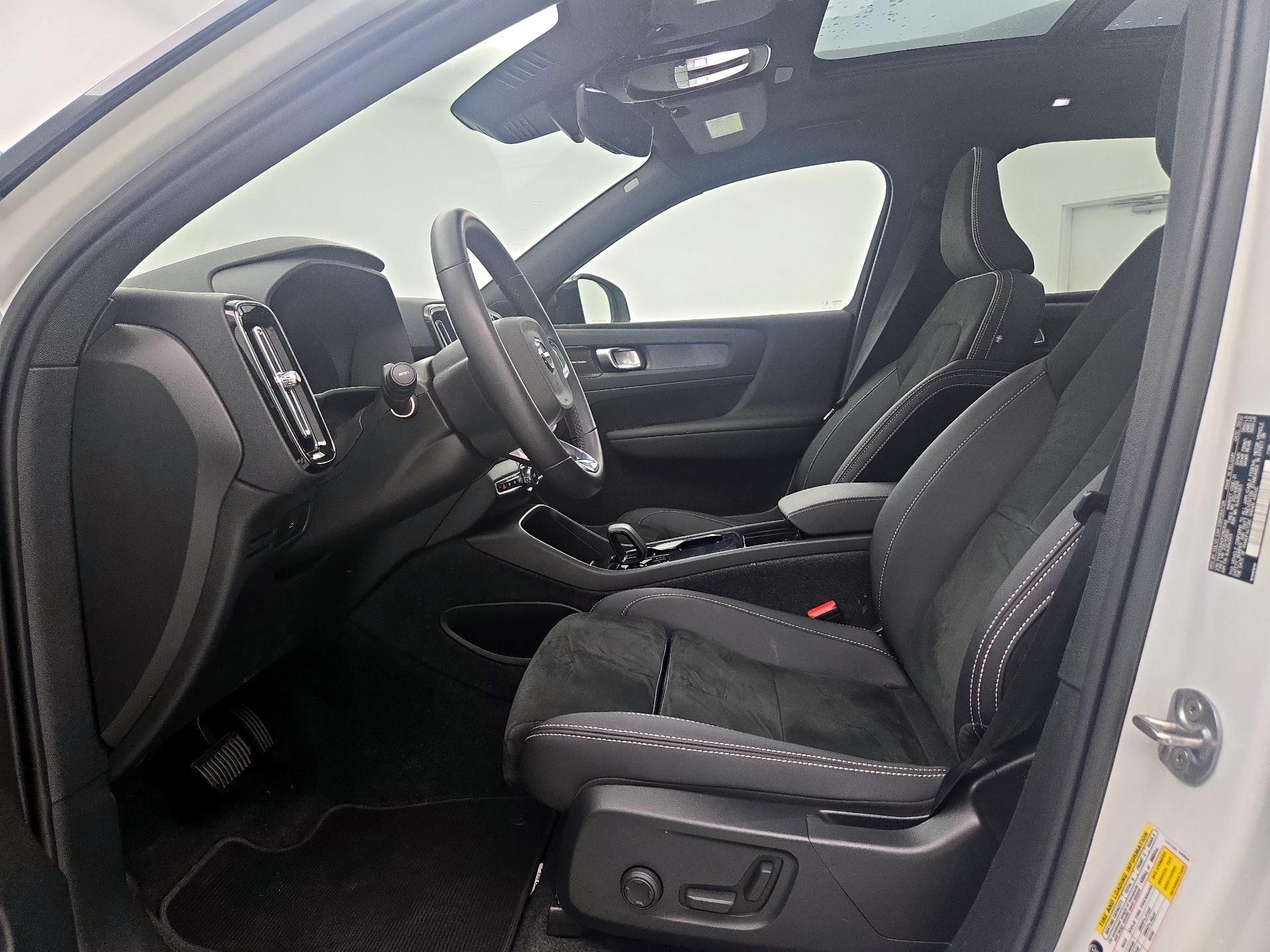 Thumbnail: 2023 Volvo XC40 - 11