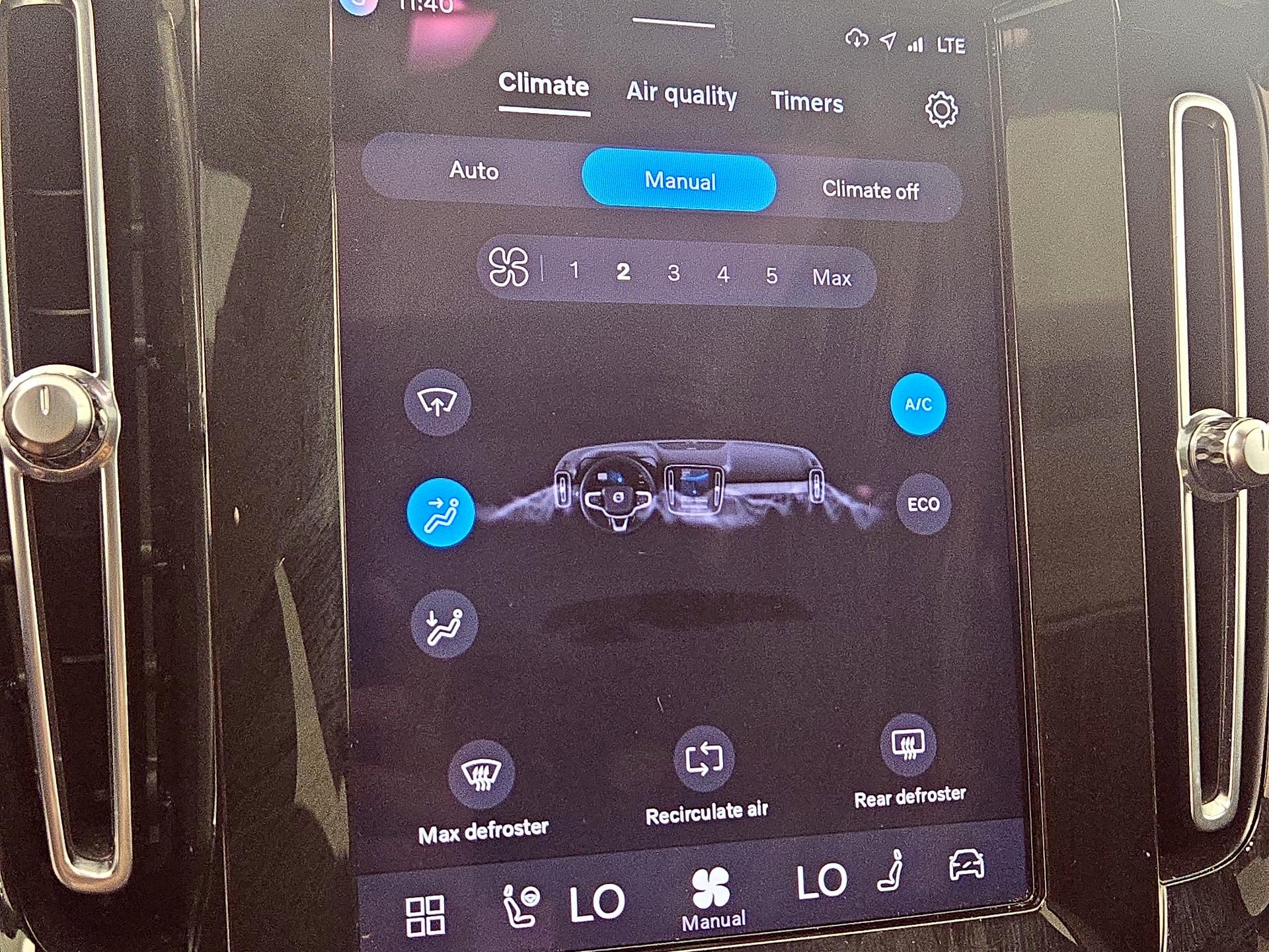 Thumbnail: 2023 Volvo XC40 - 17