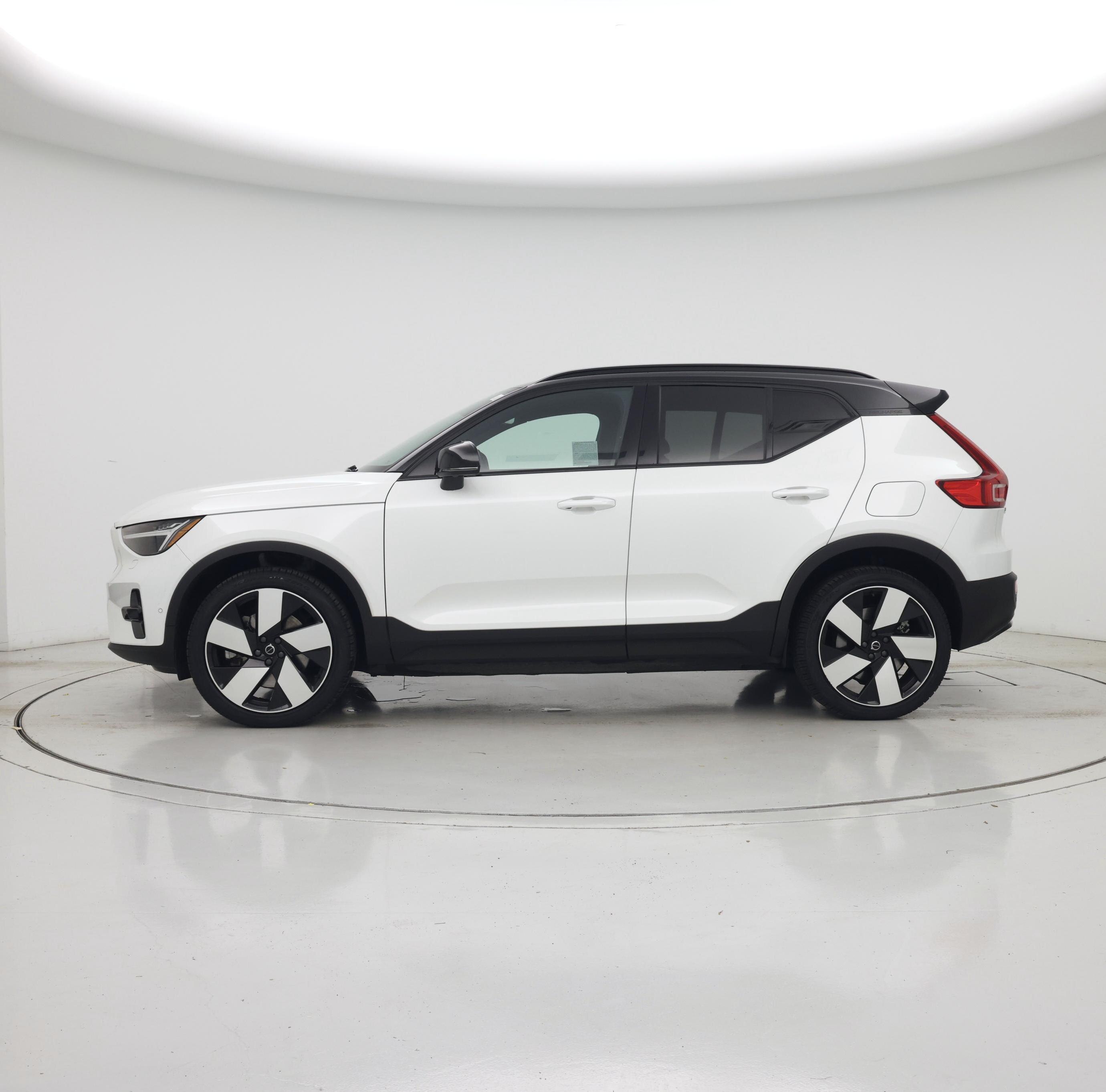 Thumbnail: 2023 Volvo XC40 - 3