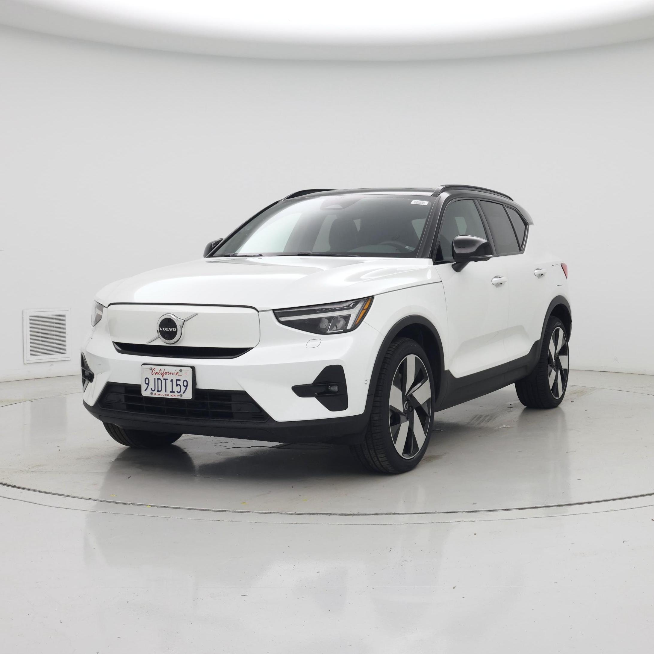 Thumbnail: 2023 Volvo XC40 - 4
