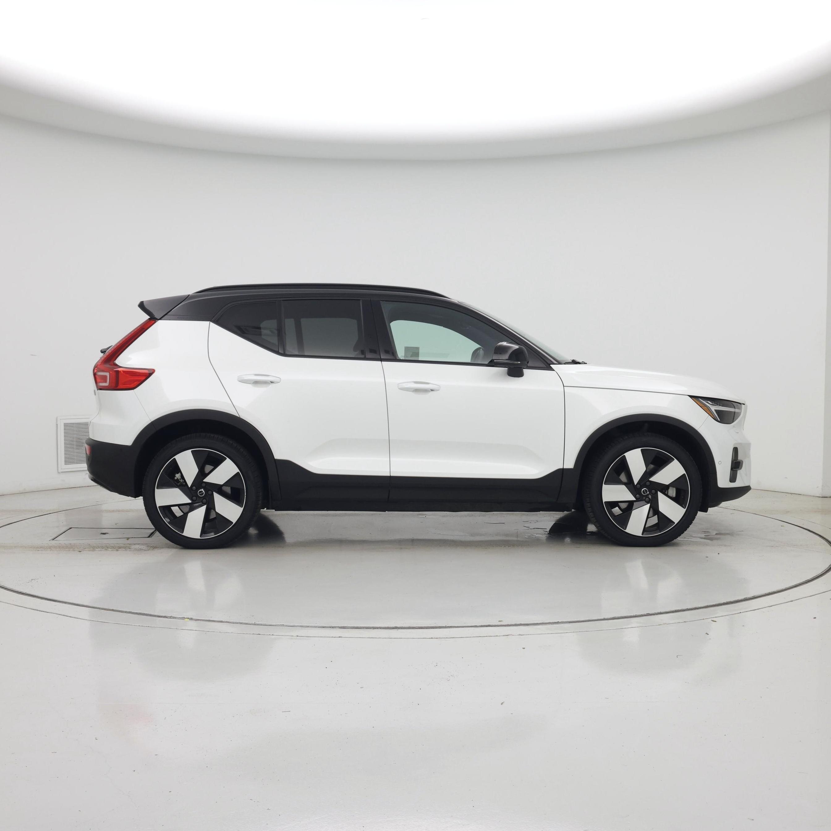 Thumbnail: 2023 Volvo XC40 - 7
