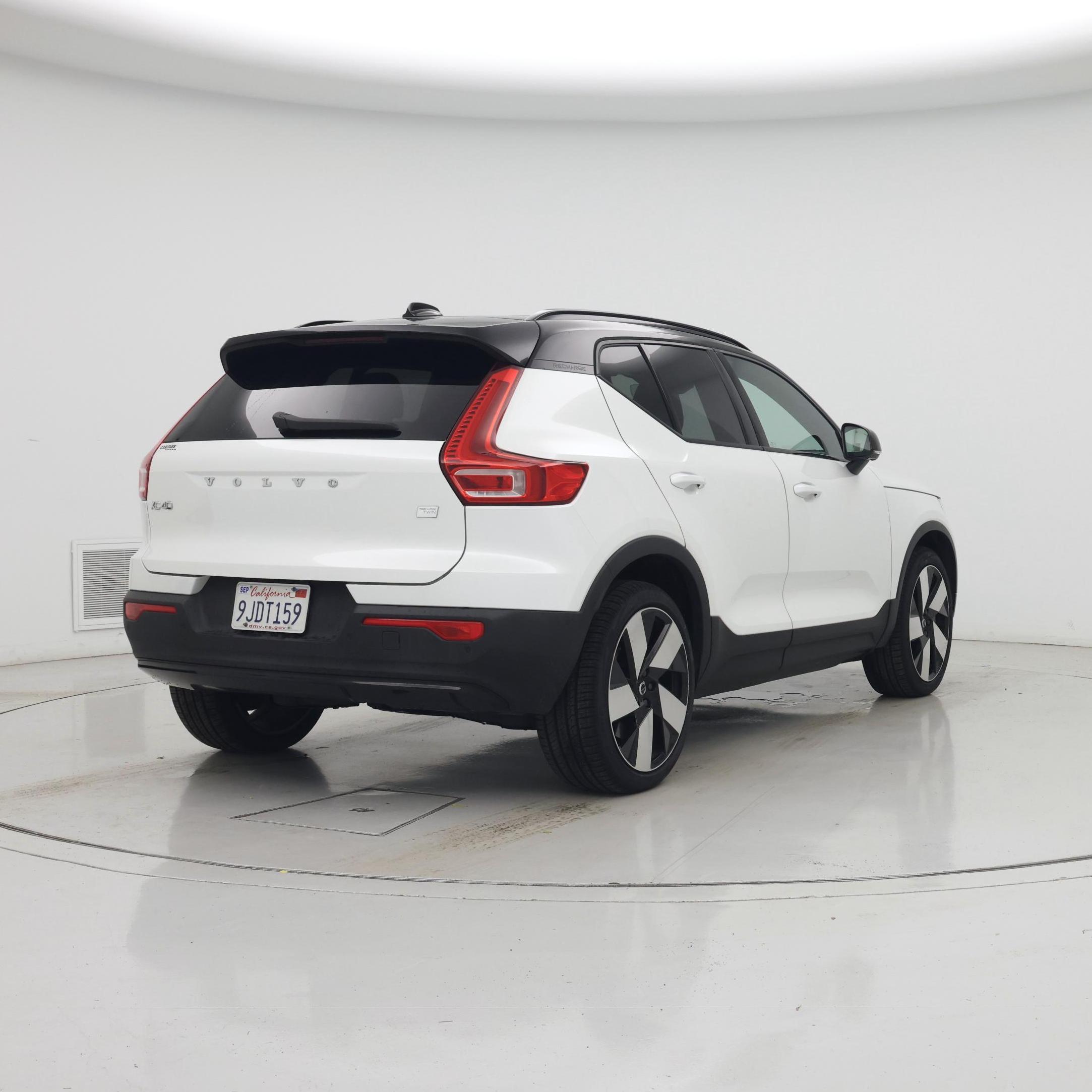 Thumbnail: 2023 Volvo XC40 - 8
