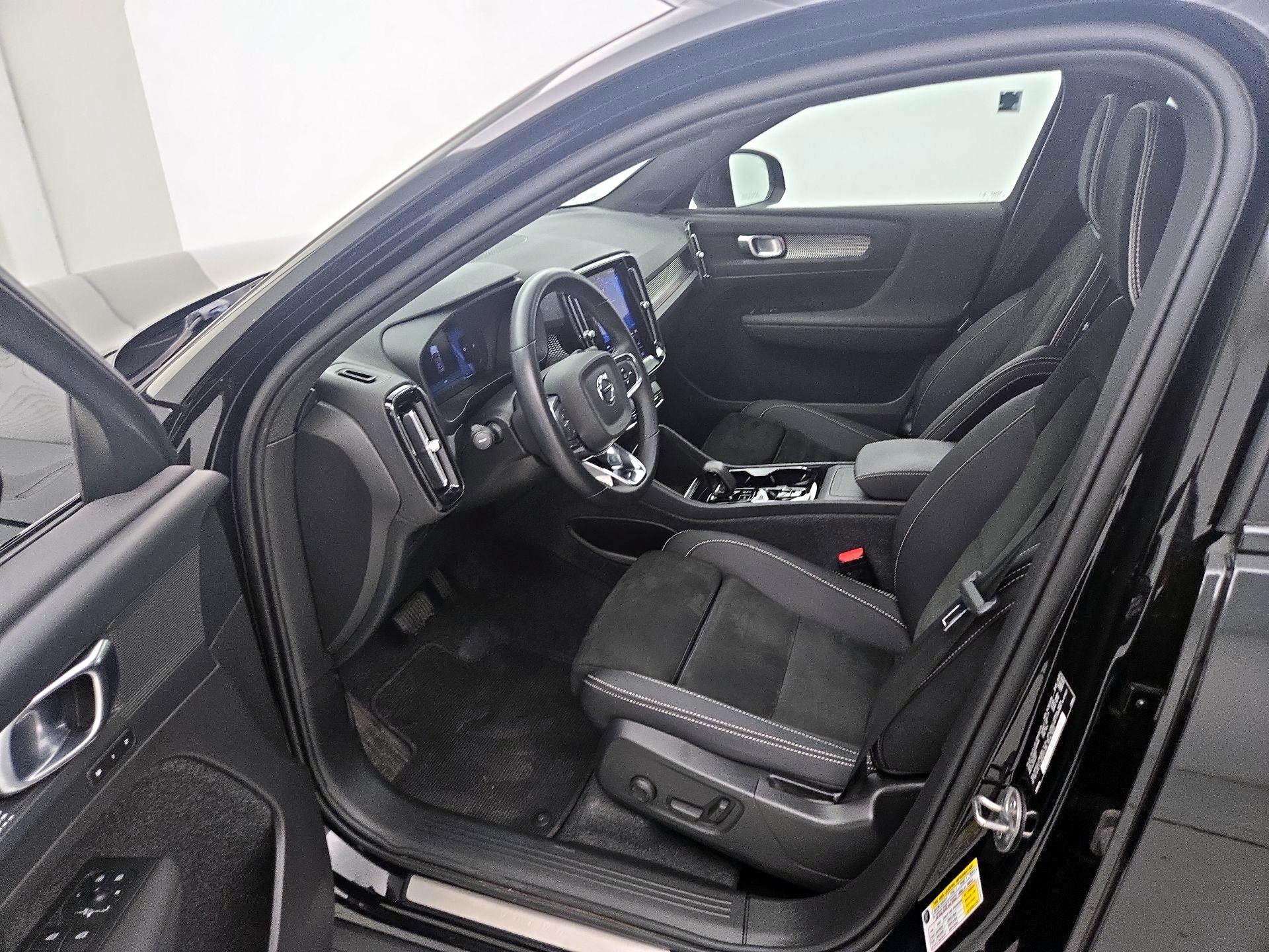 Thumbnail: 2023 Volvo XC40 - 11