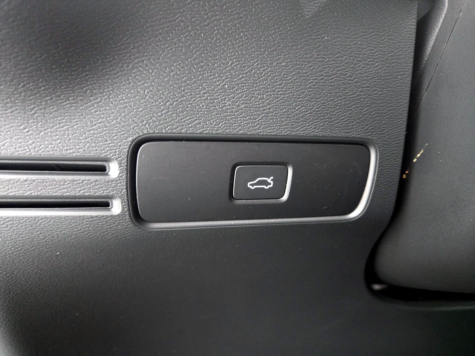 Thumbnail: 2023 Volvo XC40 - 13