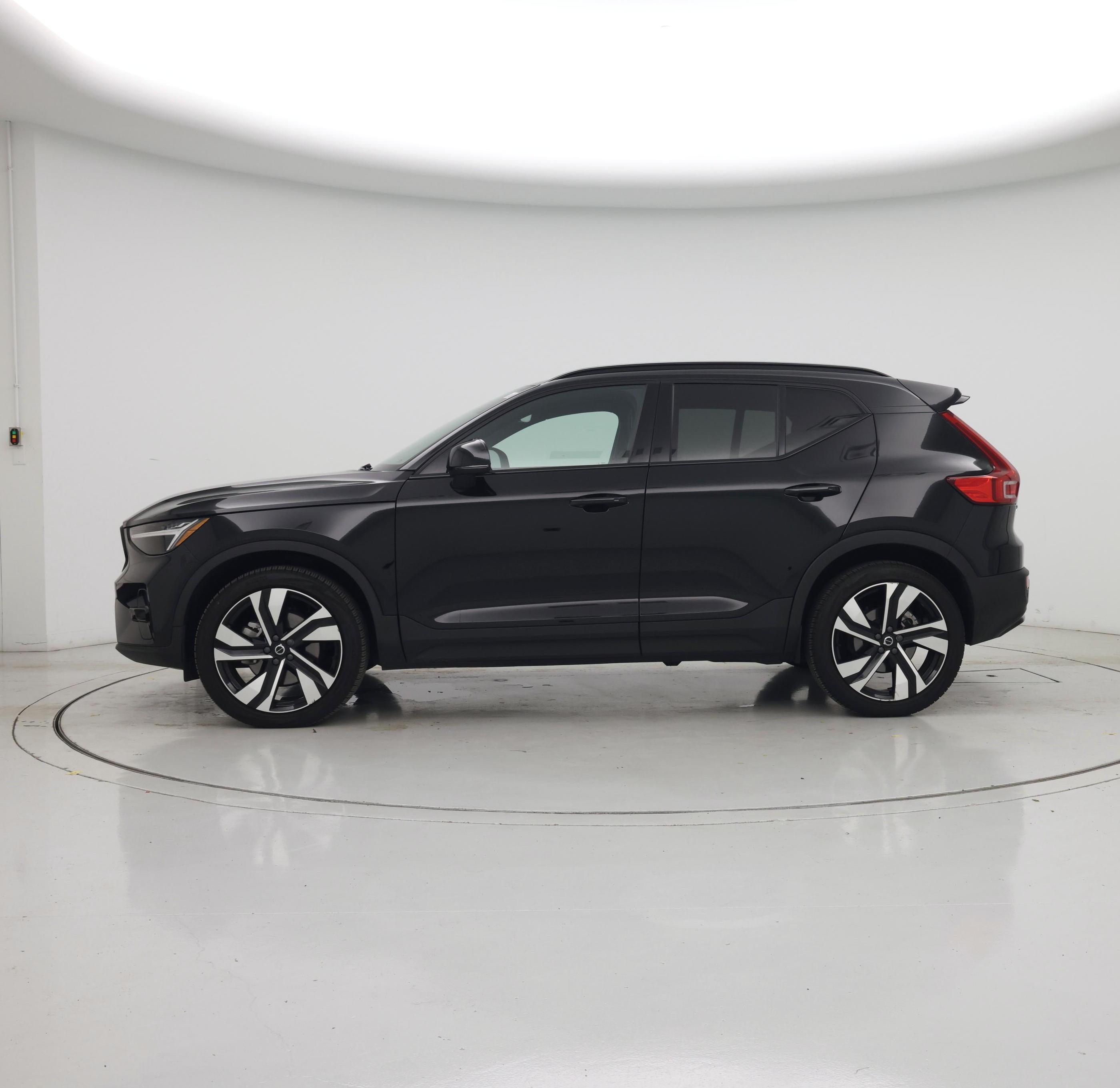 Thumbnail: 2023 Volvo XC40 - 3