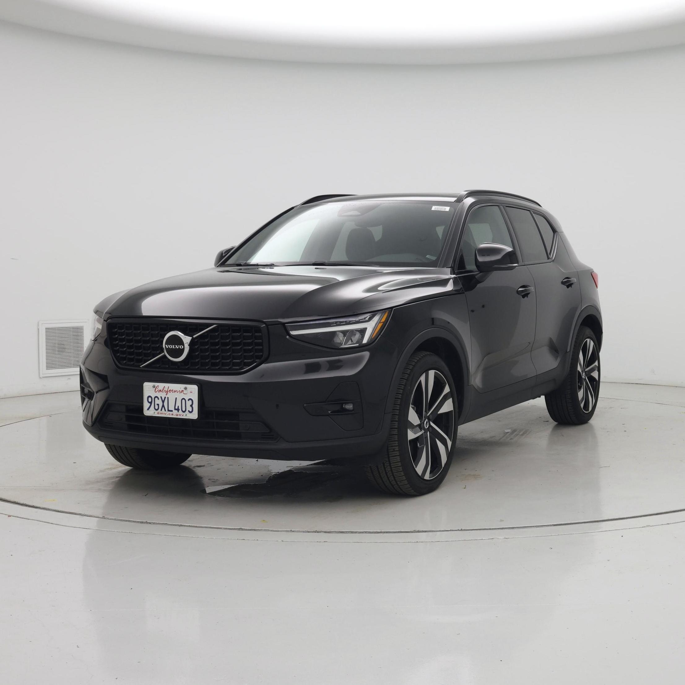 Thumbnail: 2023 Volvo XC40 - 4