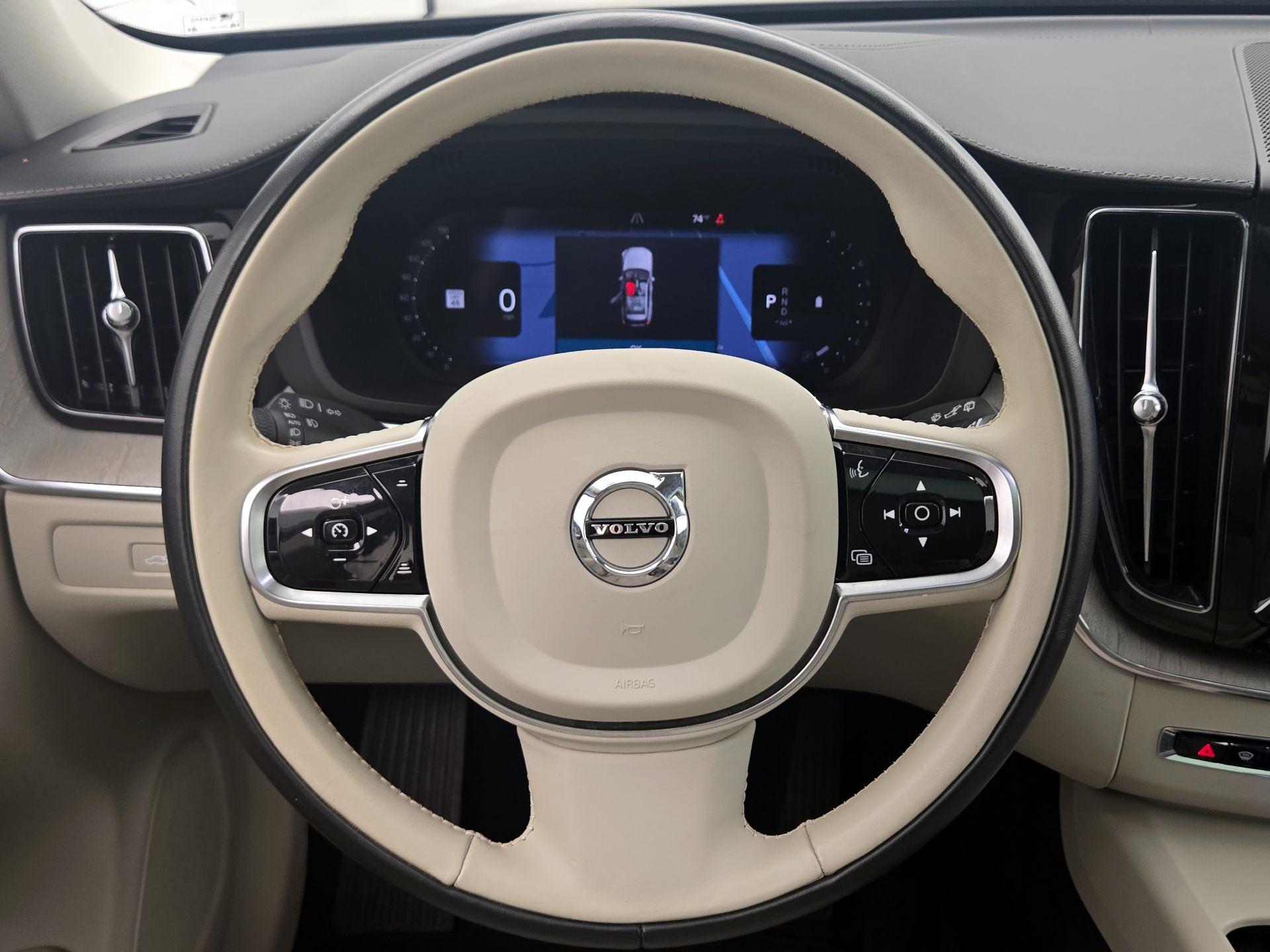Thumbnail: 2023 Volvo XC60 - 10
