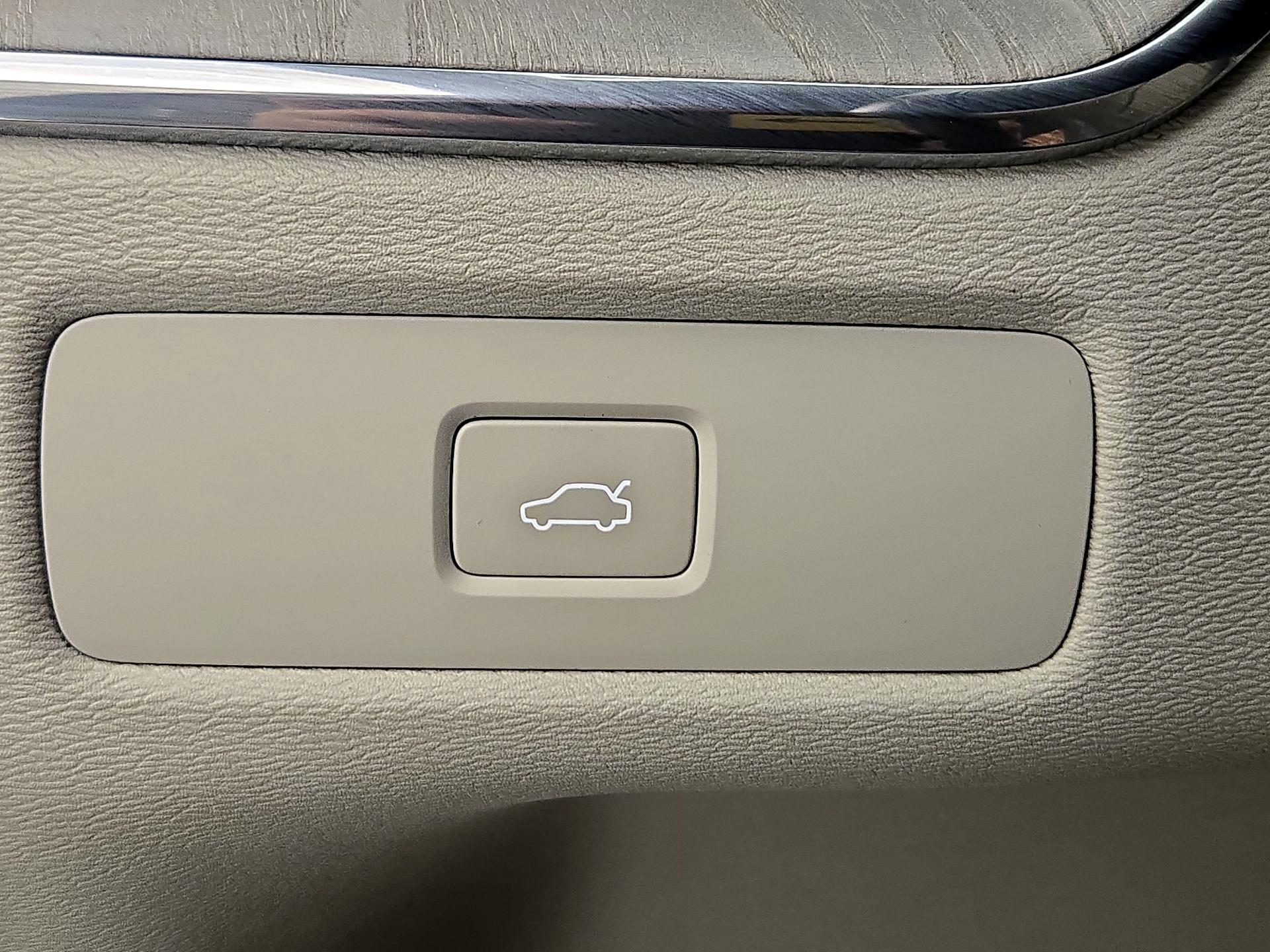 Thumbnail: 2023 Volvo XC60 - 13