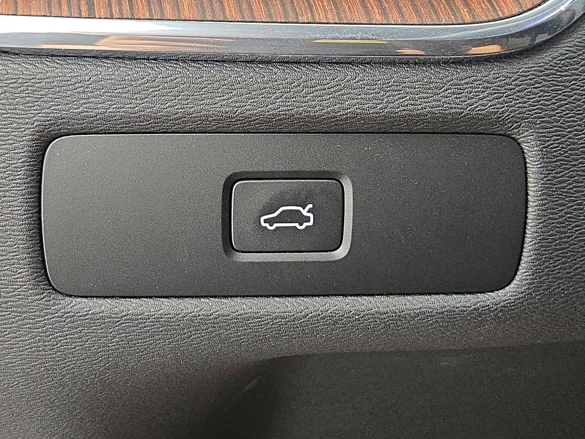 Thumbnail: 2023 Volvo XC60 - 13