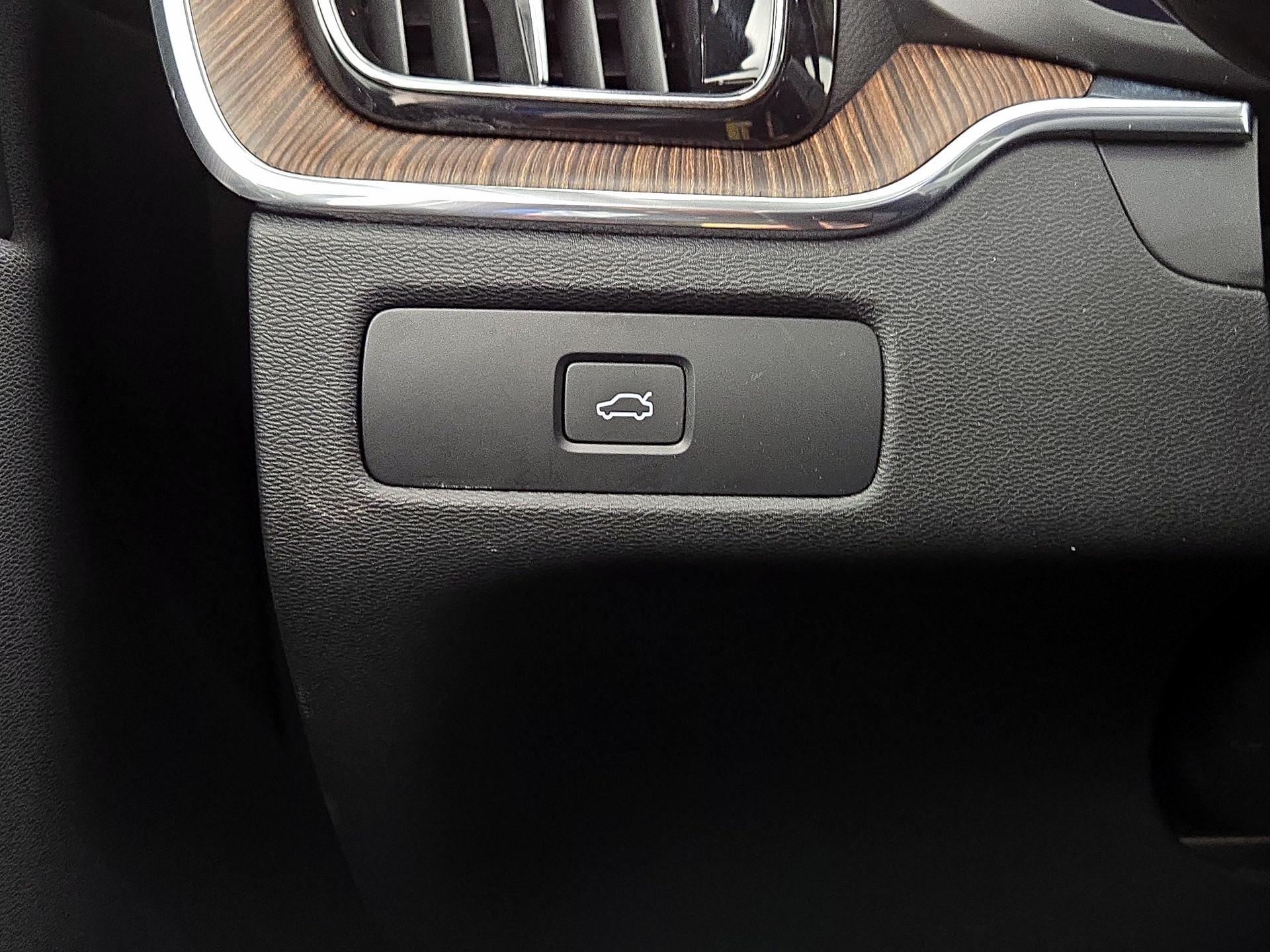 Thumbnail: 2023 Volvo XC60 - 13