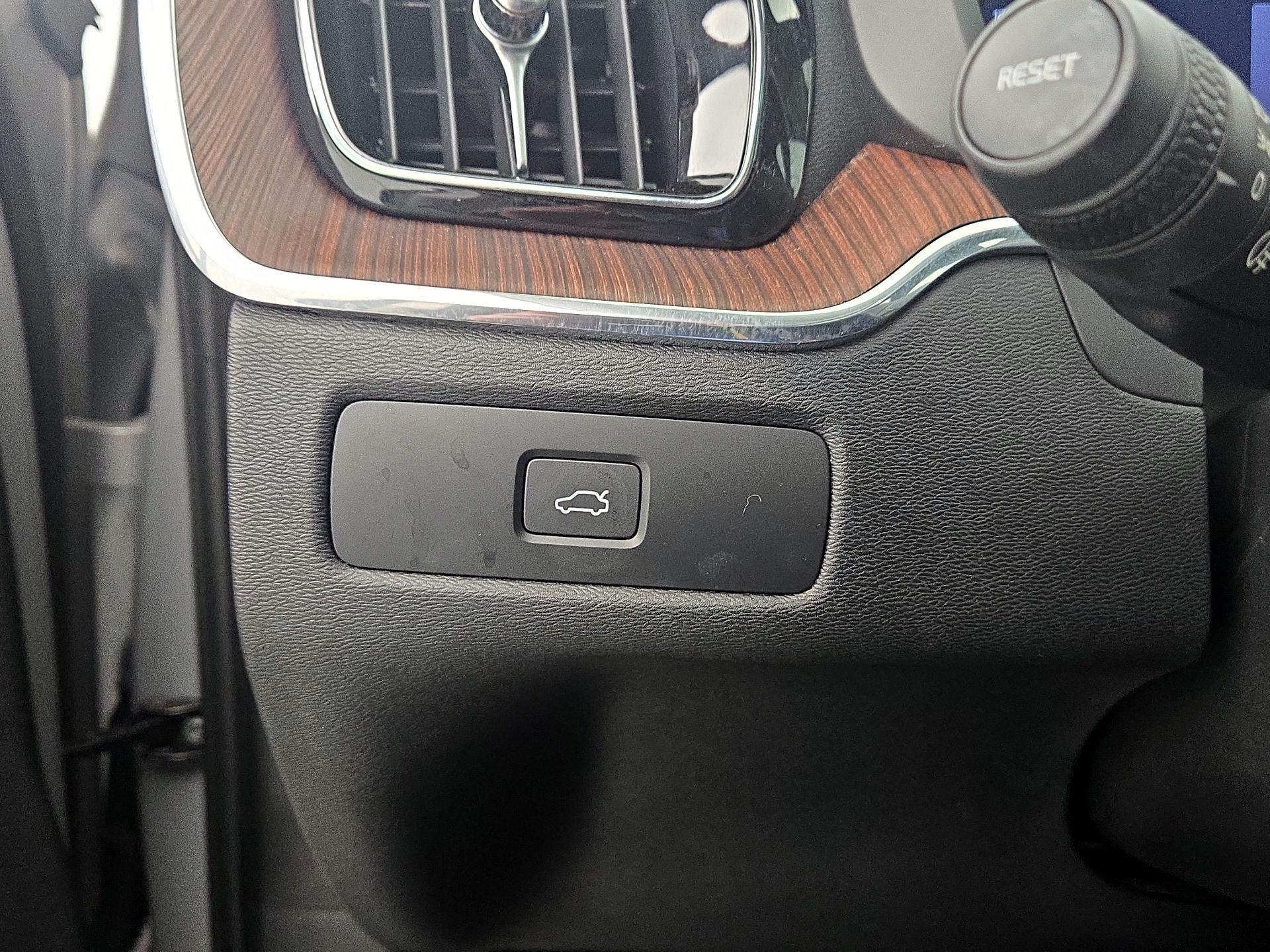 Thumbnail: 2023 Volvo XC60 - 13