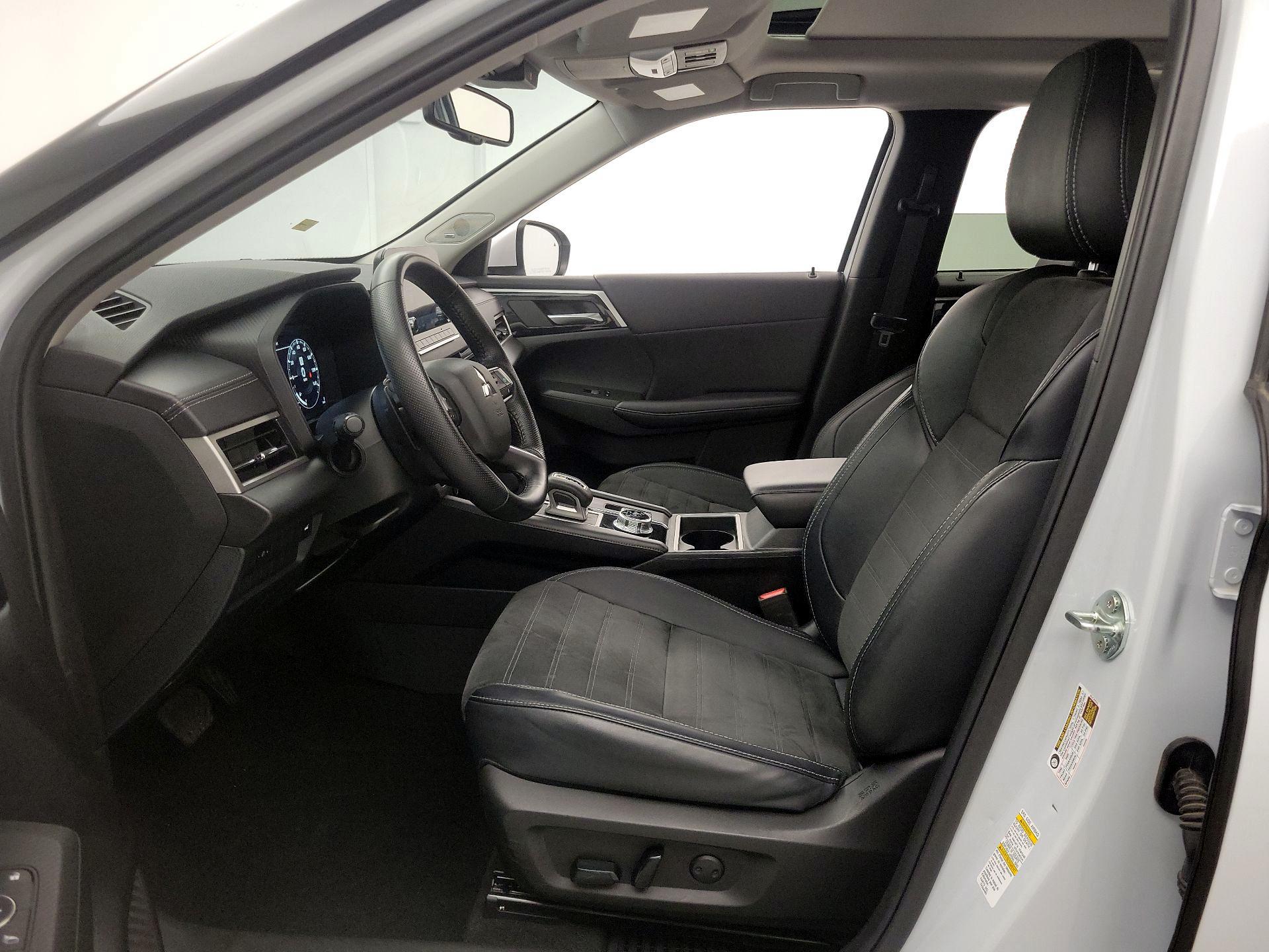 Thumbnail: 2024 Mitsubishi Outlander - 11