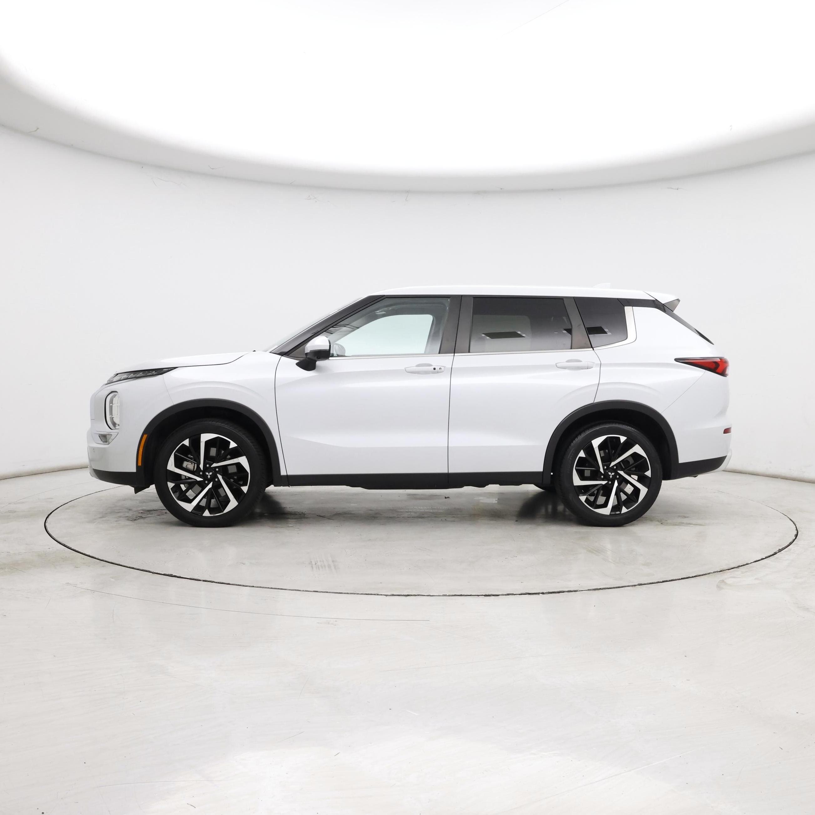 Thumbnail: 2024 Mitsubishi Outlander - 3