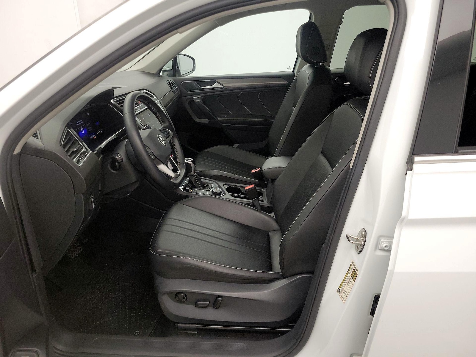 2024 Volkswagen Tiguan SE - Photo 12