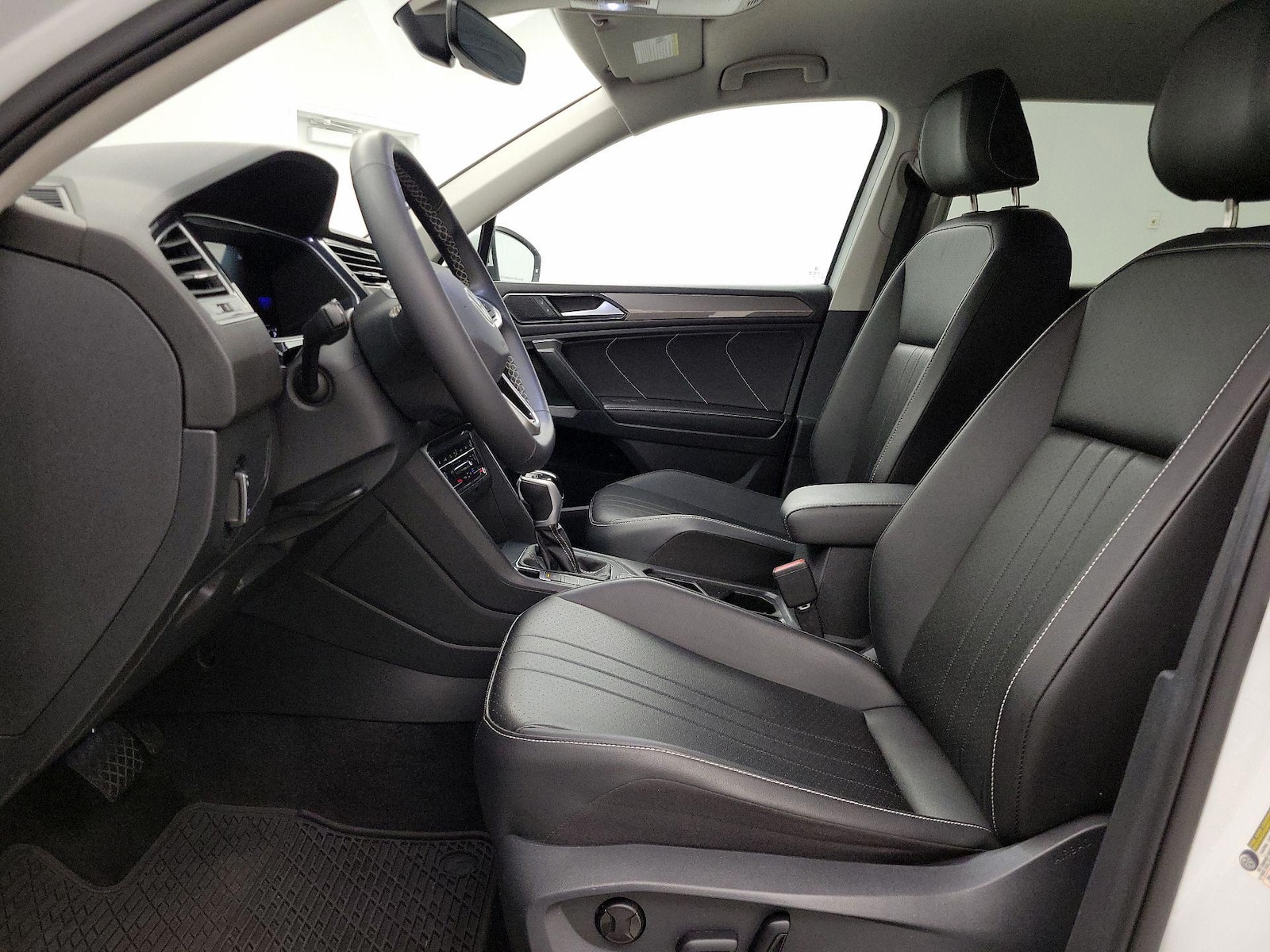 2024 Volkswagen Tiguan SE - Photo 12