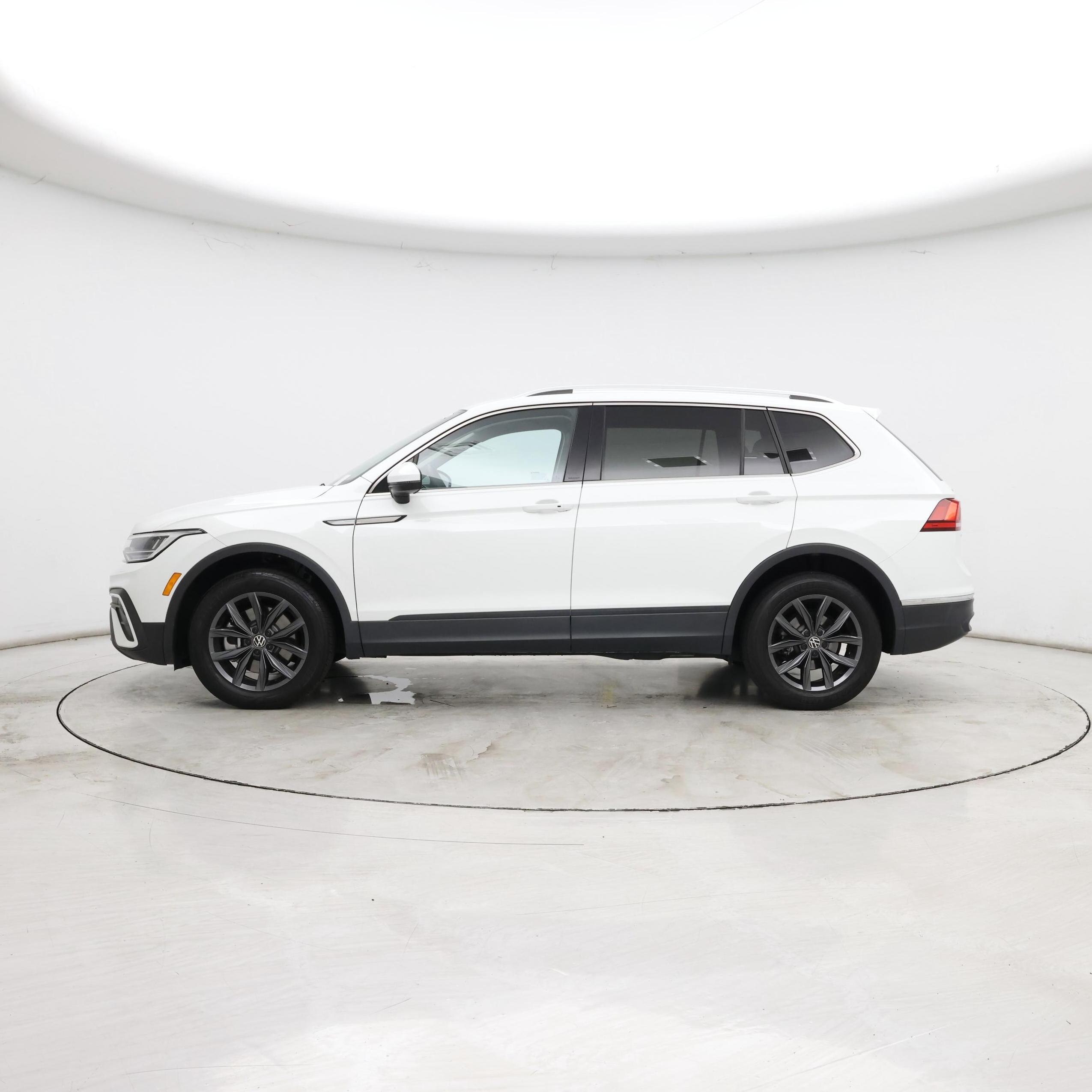 Thumbnail: 2024 Volkswagen Tiguan - 3