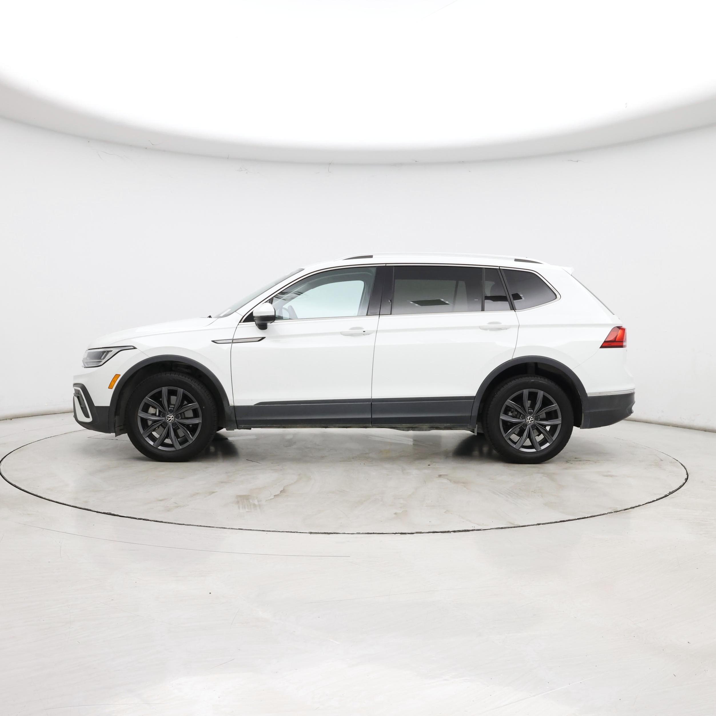 Thumbnail: 2024 Volkswagen Tiguan - 3