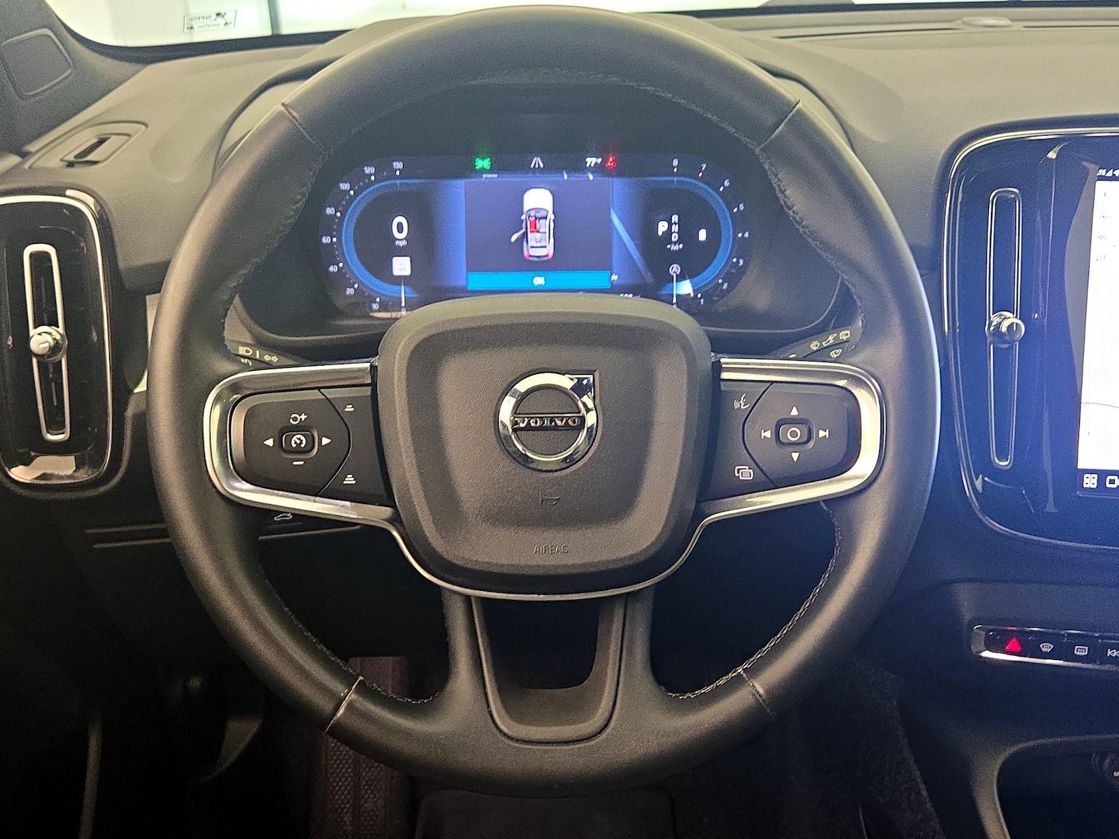 2025 Volvo XC40 Core - Photo 11