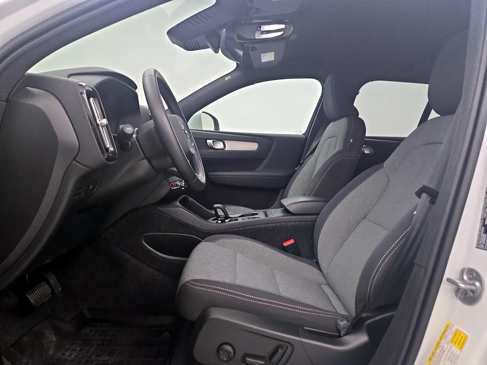 2025 Volvo XC40 Core - Photo 12