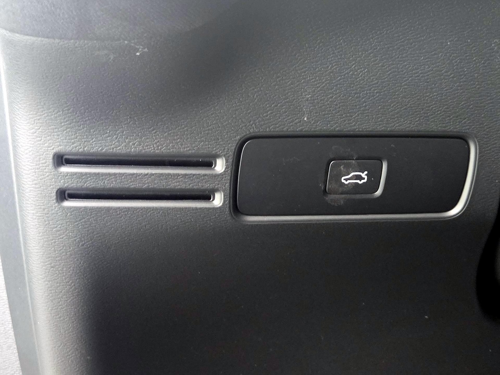 2025 Volvo XC40 Core - Photo 14