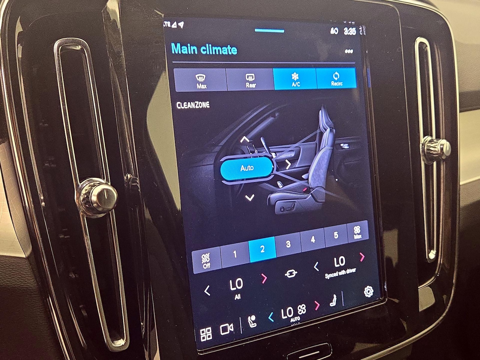 2025 Volvo XC40 Core - Photo 18