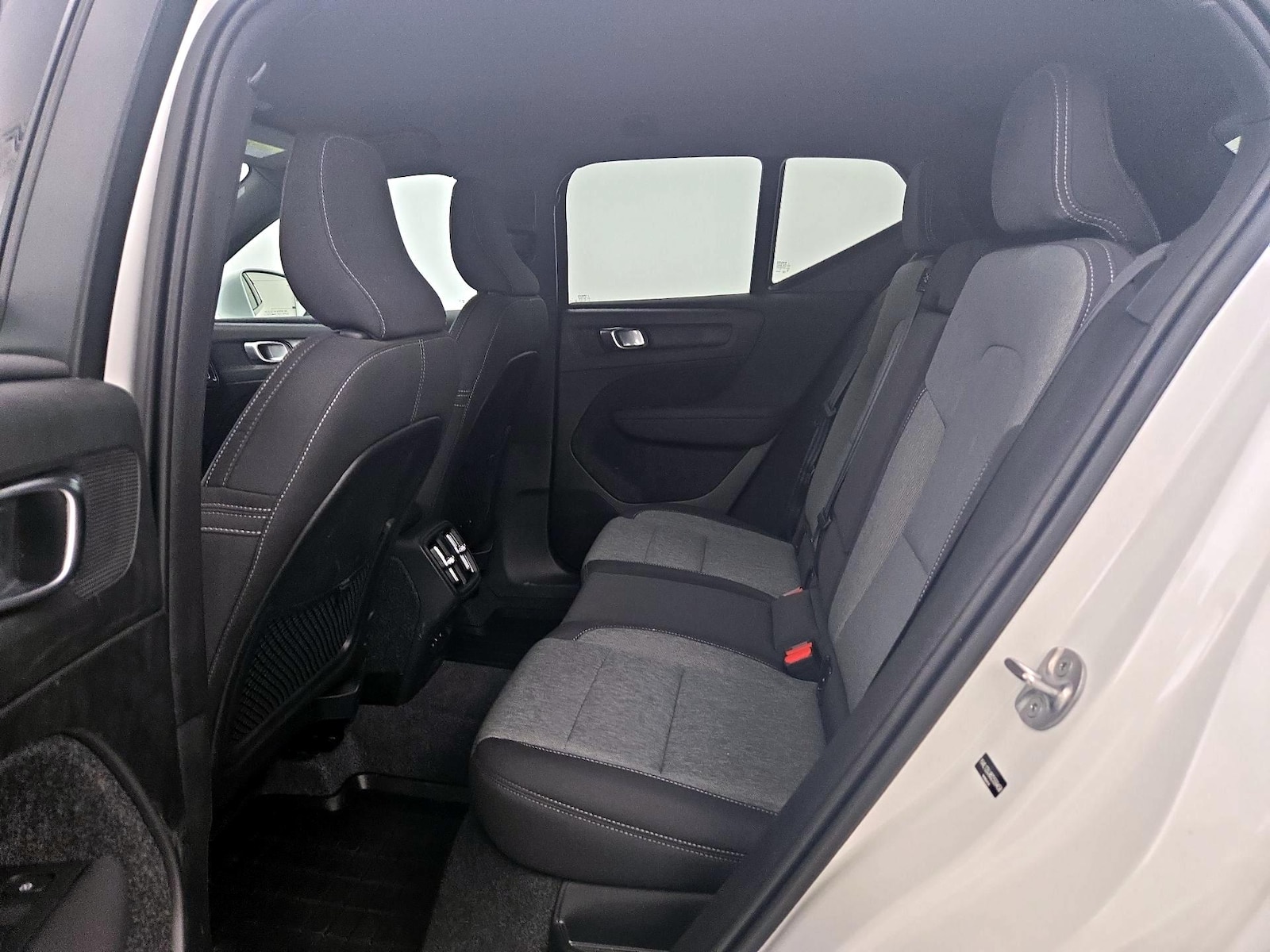 2025 Volvo XC40 Core - Photo 21