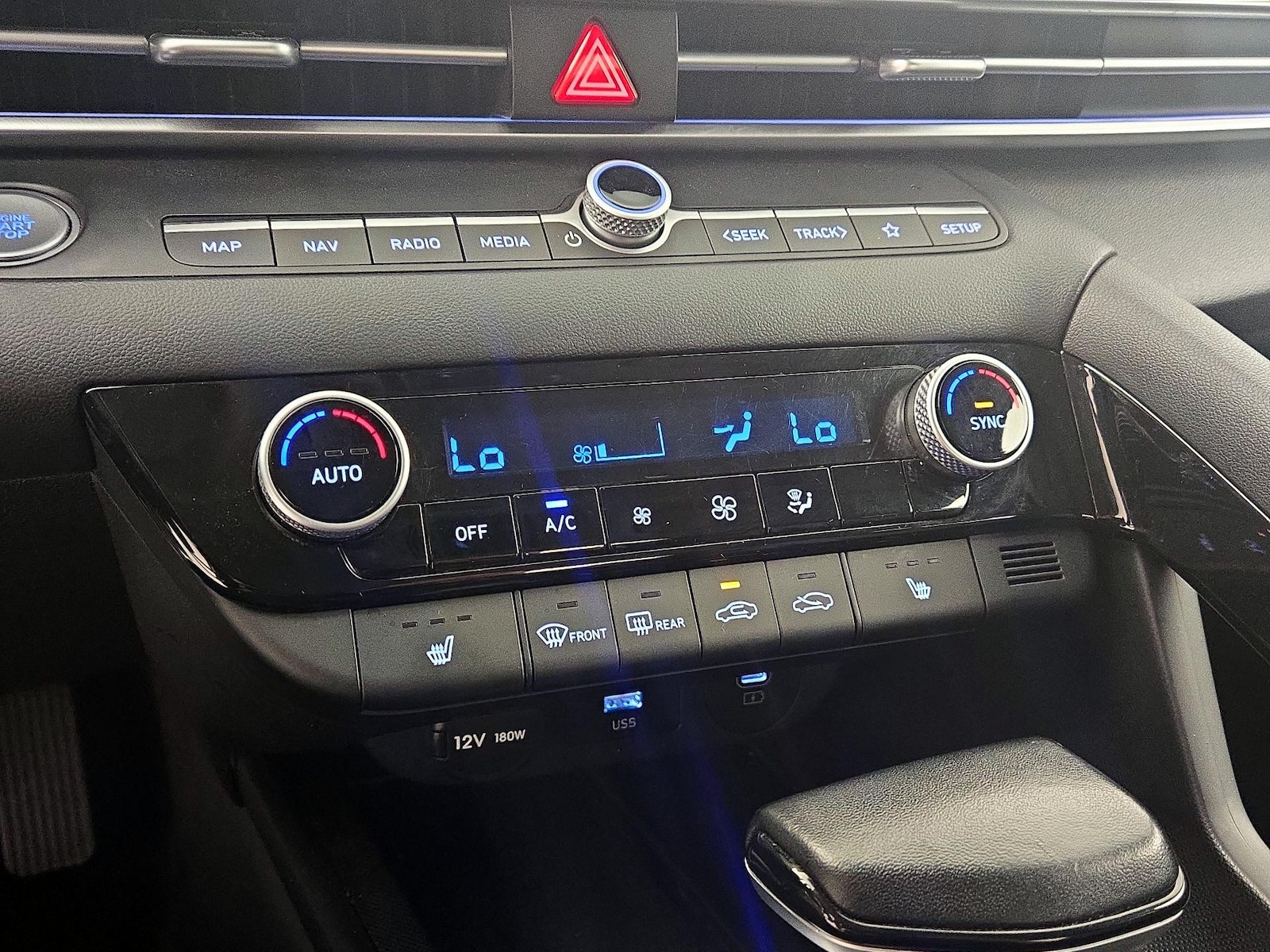 2024 Hyundai Elantra Limited - Photo 18