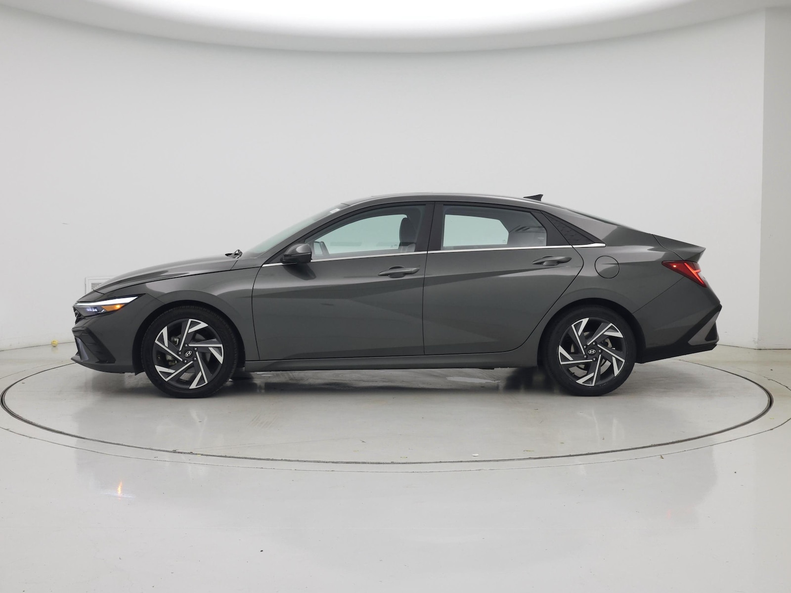 2024 Hyundai Elantra Limited - Photo 4
