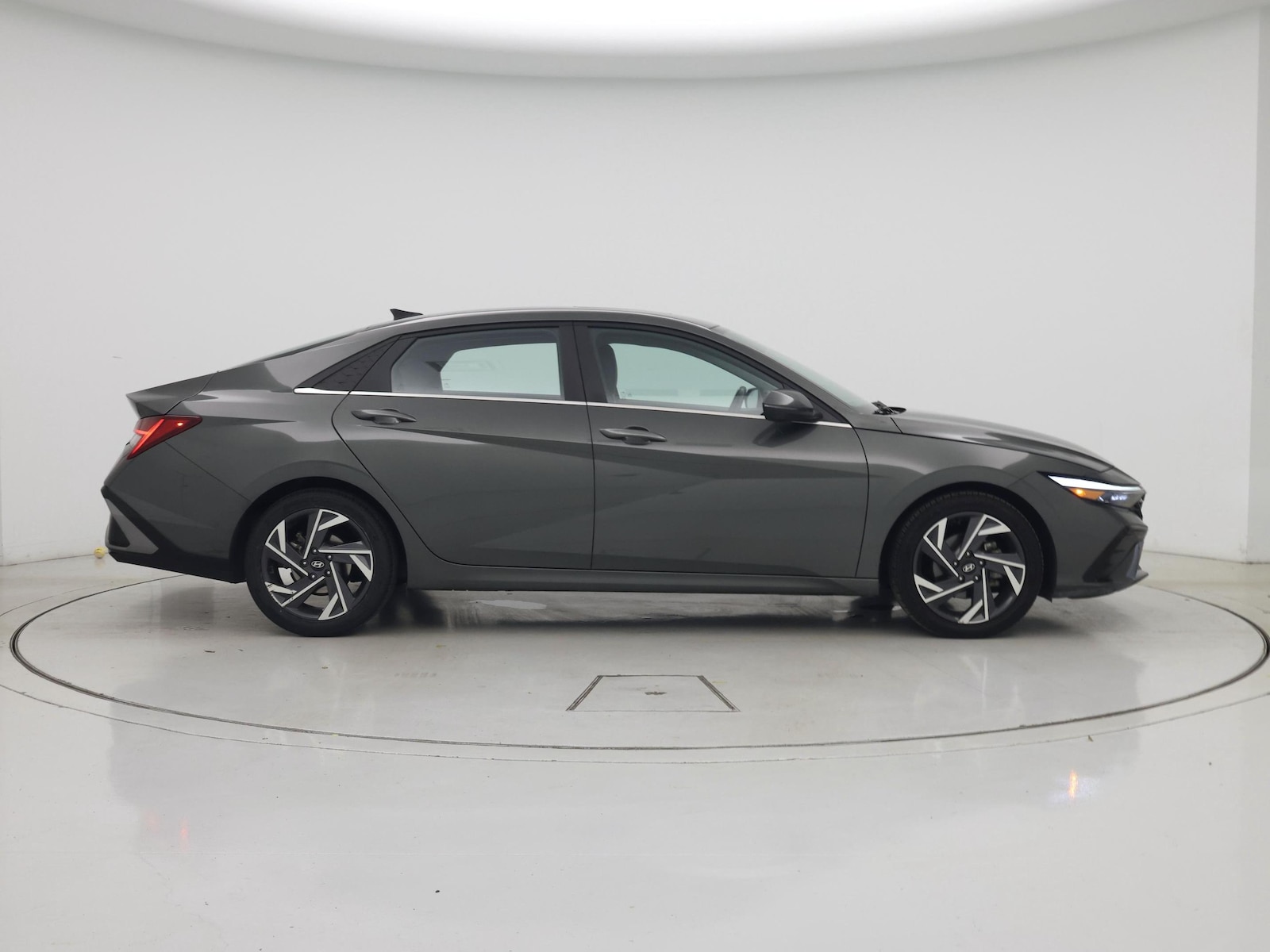 2024 Hyundai Elantra Limited - Photo 8