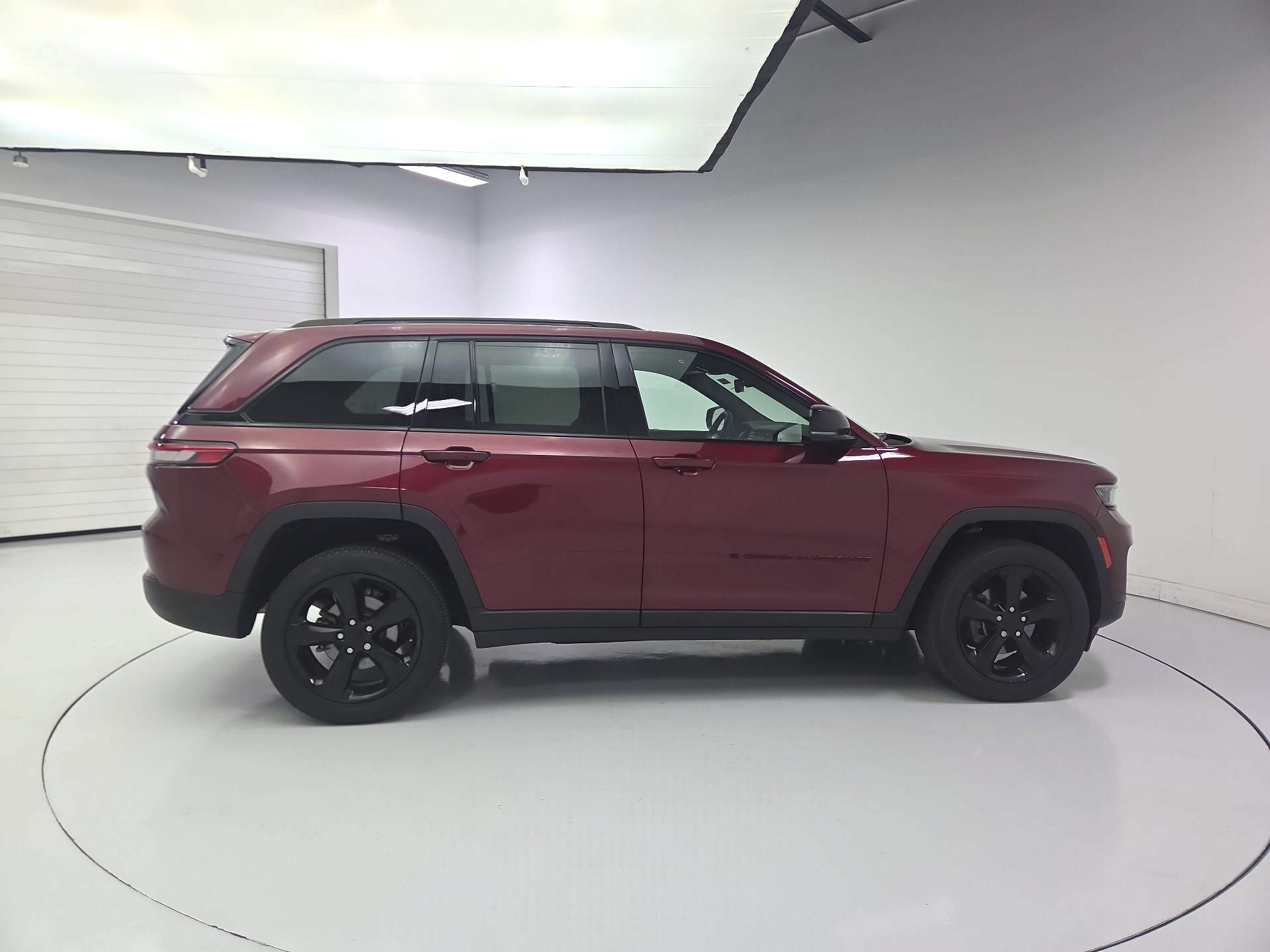 Thumbnail: 2023 Jeep Grand Cherokee - 4