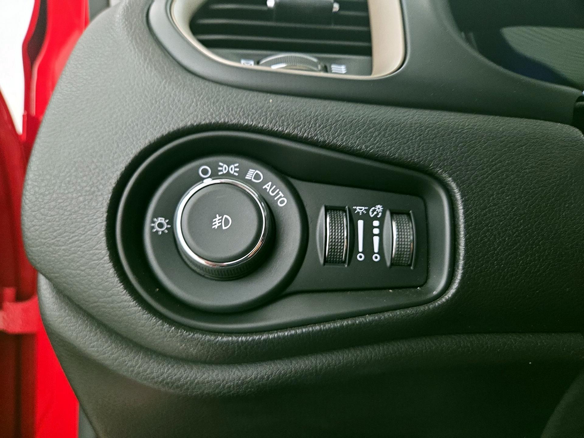 Thumbnail: 2015 Jeep Renegade - 13