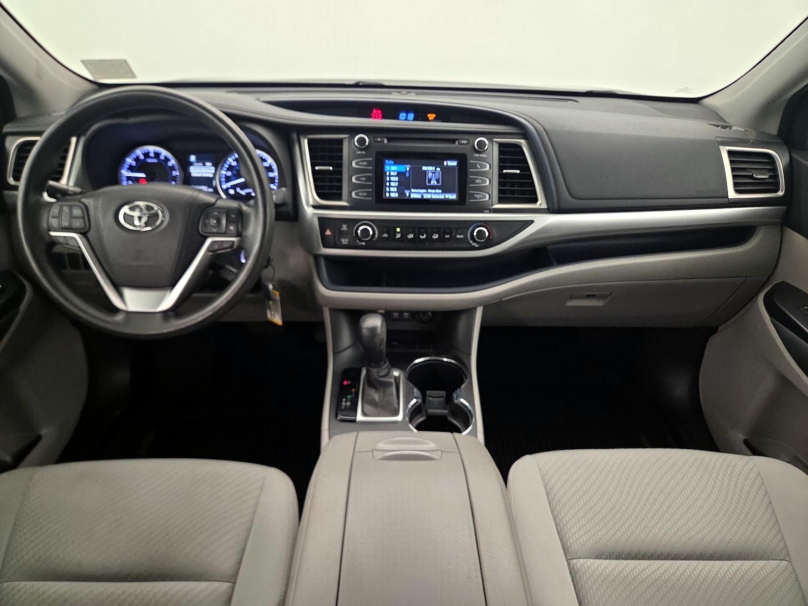 2017 Toyota Highlander LE - Photo 10