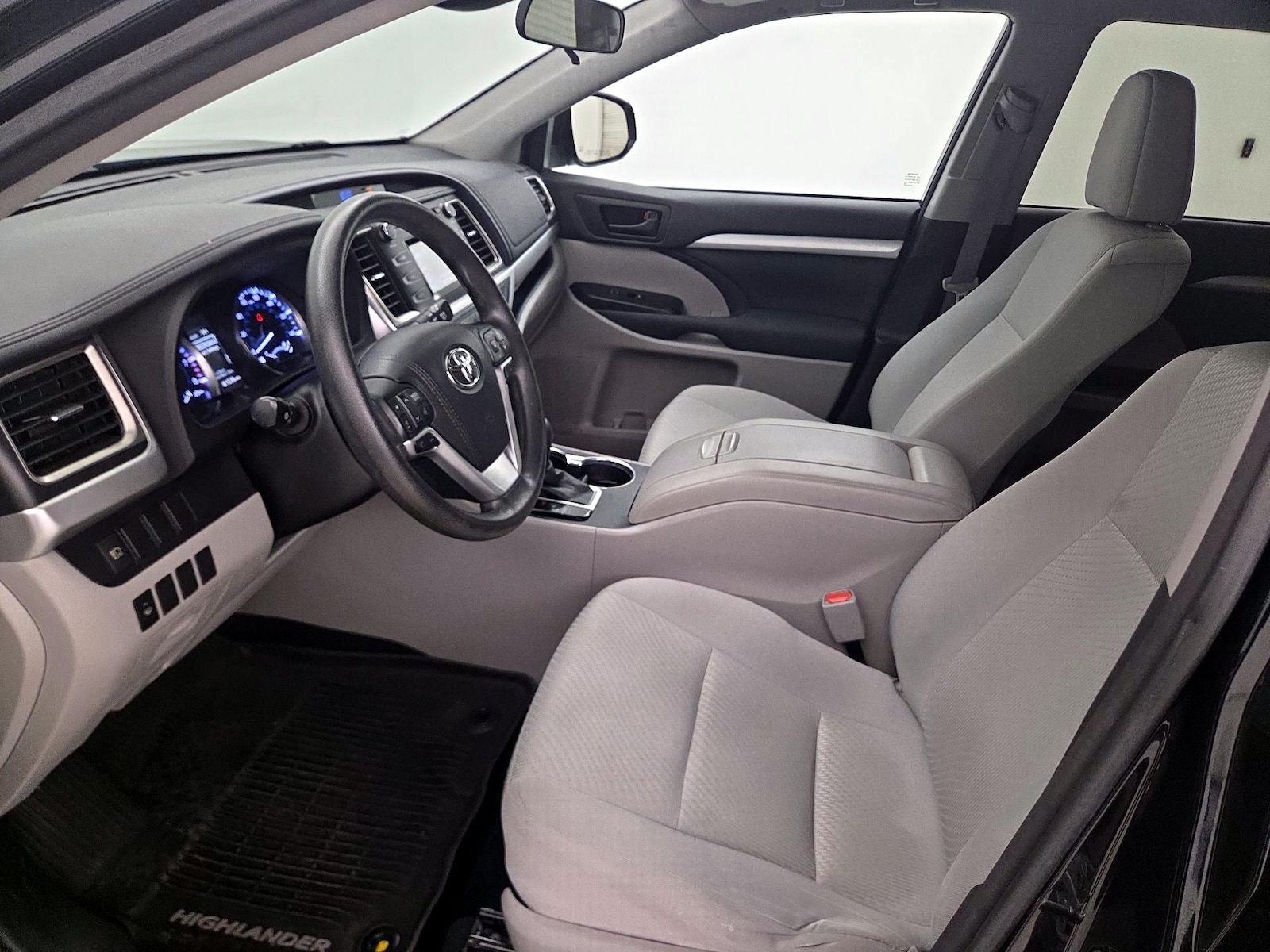 2017 Toyota Highlander LE - Photo 12