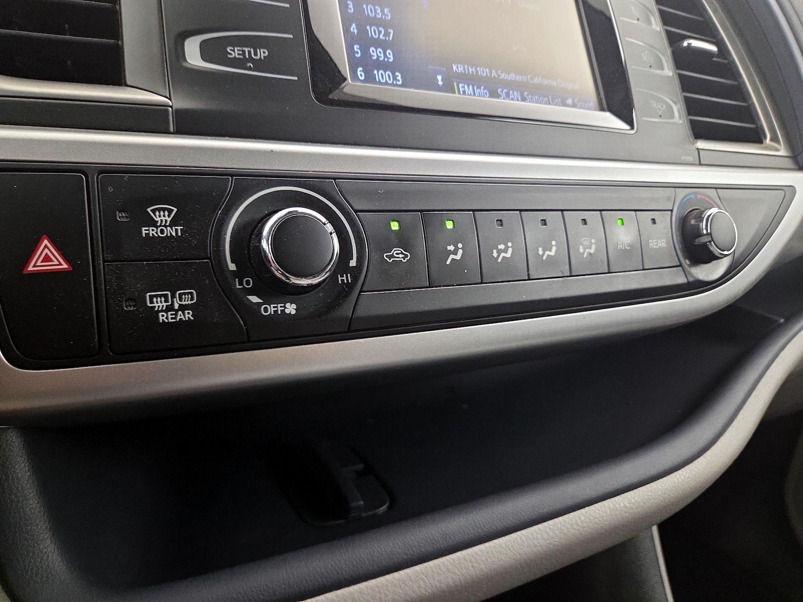 2017 Toyota Highlander LE - Photo 17