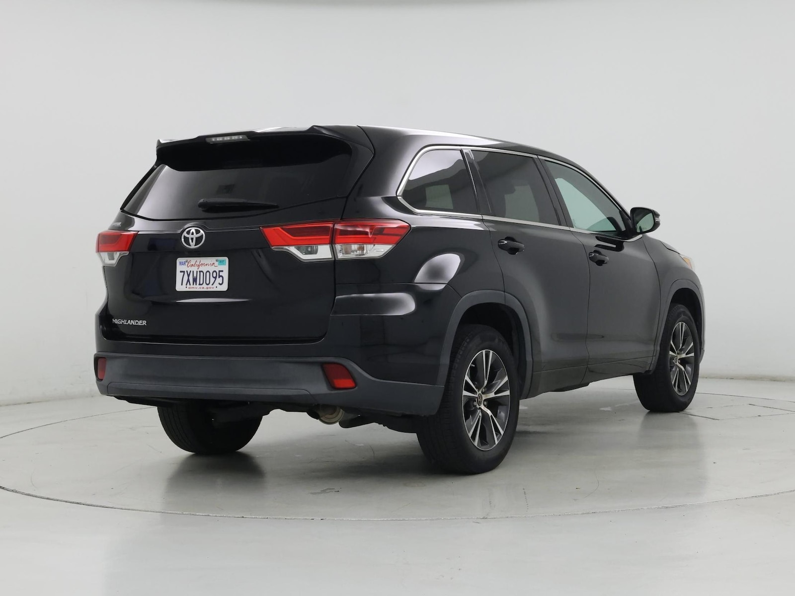 2017 Toyota Highlander LE - Photo 9