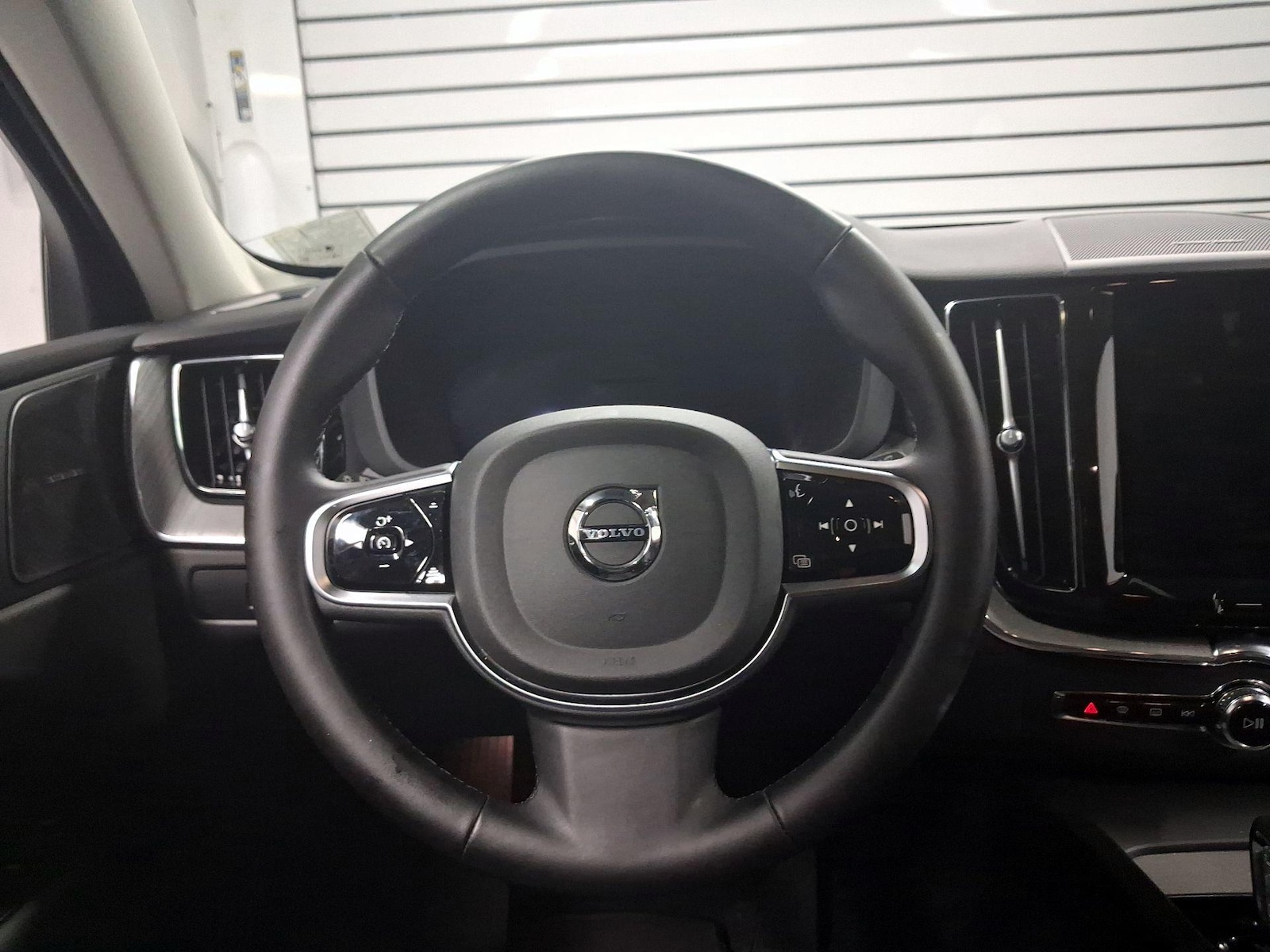 2025 Volvo XC60 Plus - Photo 11