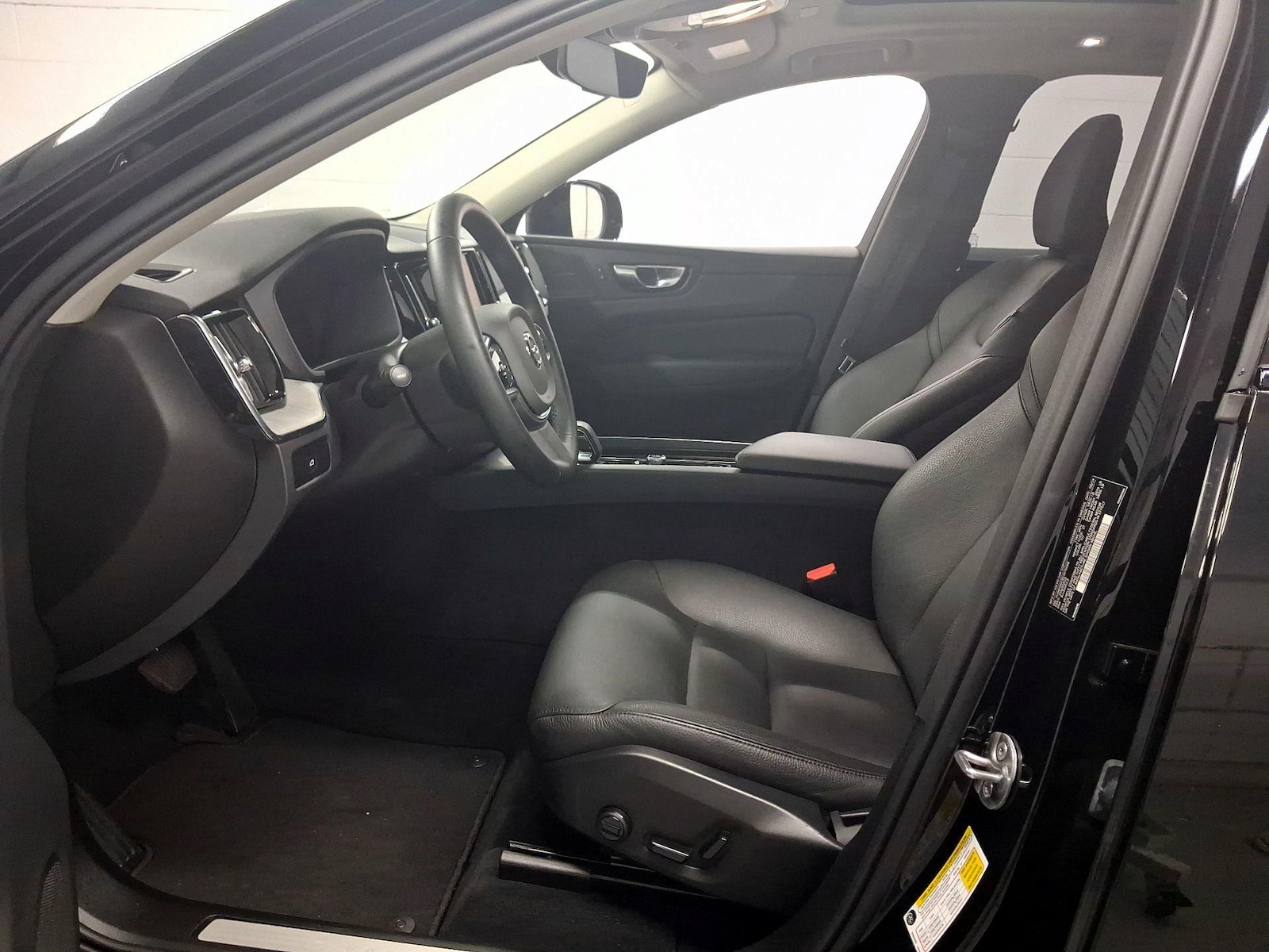 2025 Volvo XC60 Plus - Photo 12
