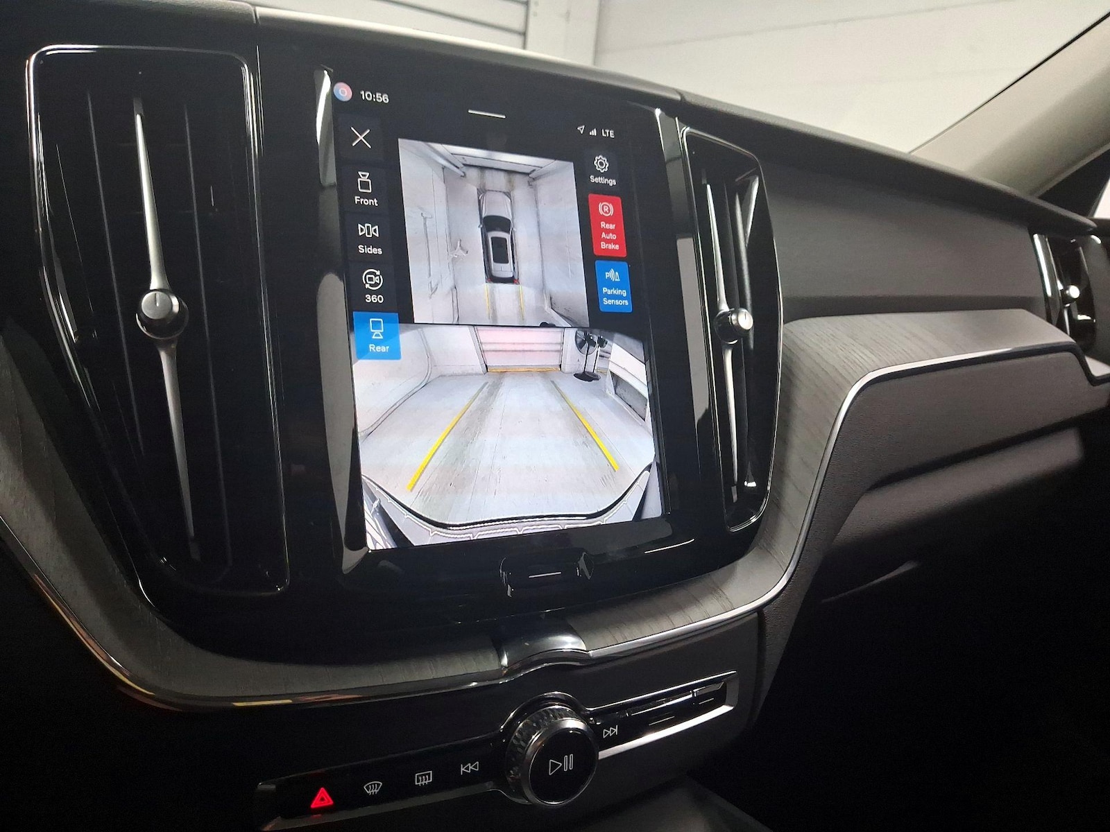 2025 Volvo XC60 Plus - Photo 16