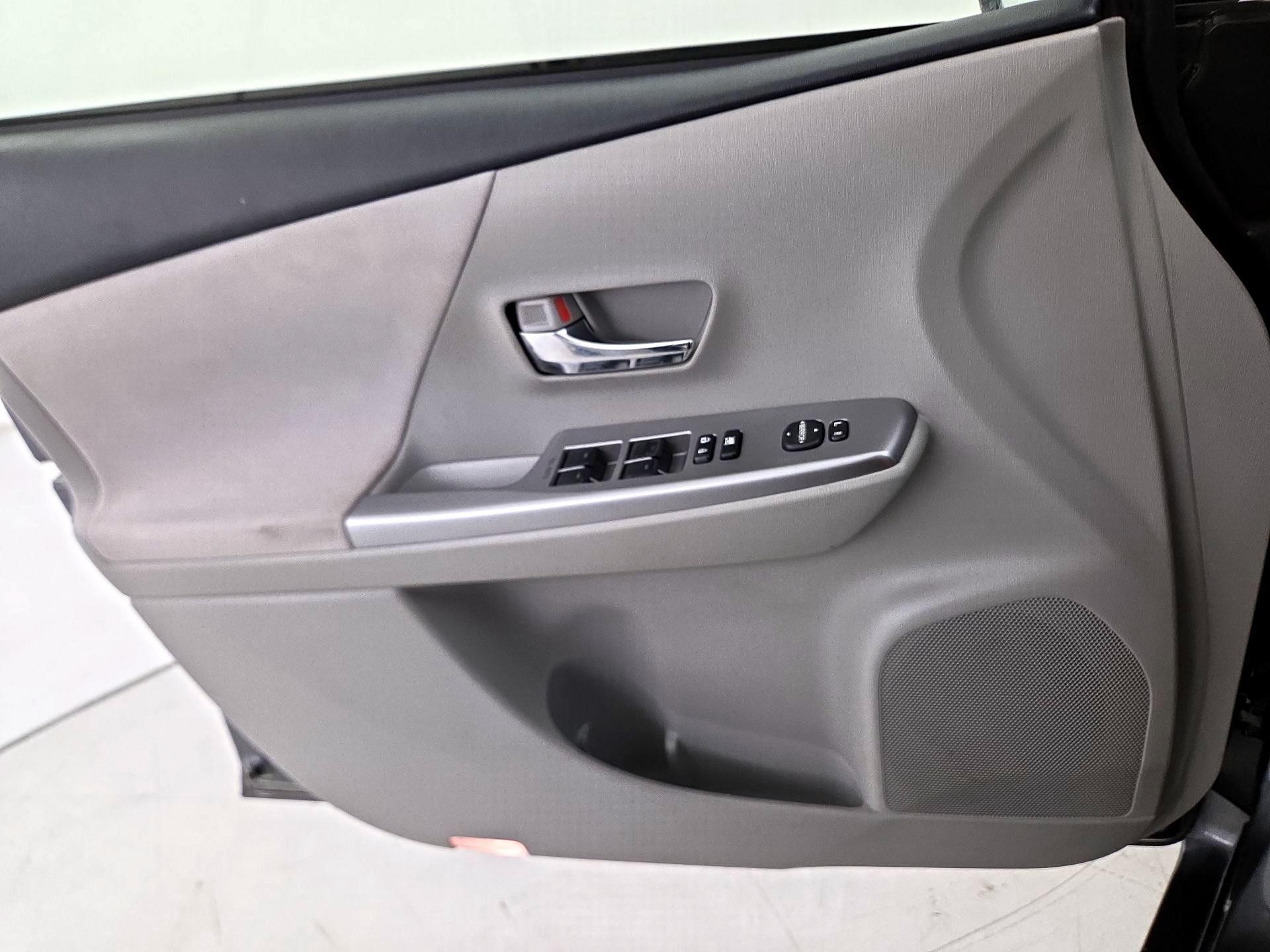 Thumbnail: 2016 Toyota Prius v - 12